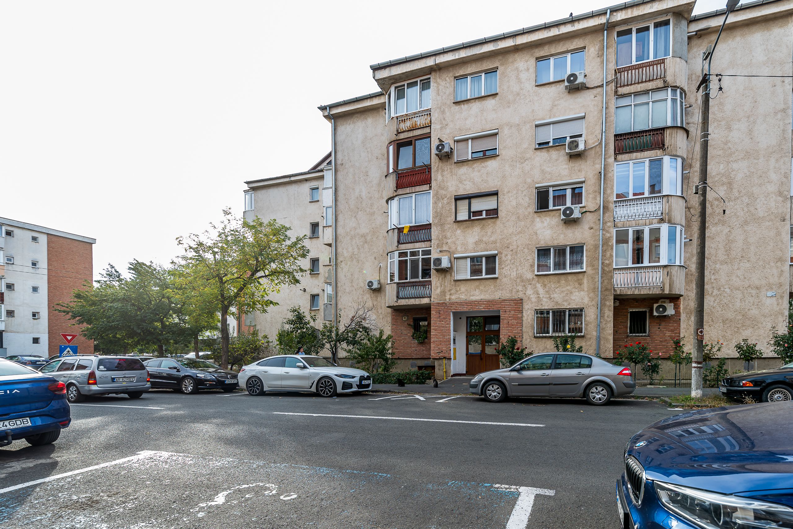 Apartament decomandat, 2 camere, Alfa, la 2 pași de stația de tramvai — fotografia 1