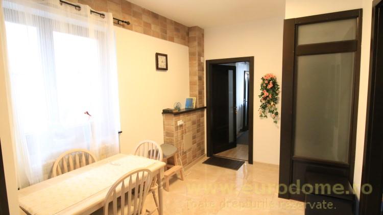 P-ta Sfatului, Republicii, pe strada pietonala - foto 2