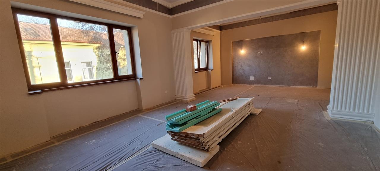 Spatiu Comercial Renovat cu Curte Interioara 7 Euro/mp - Alba Iulia