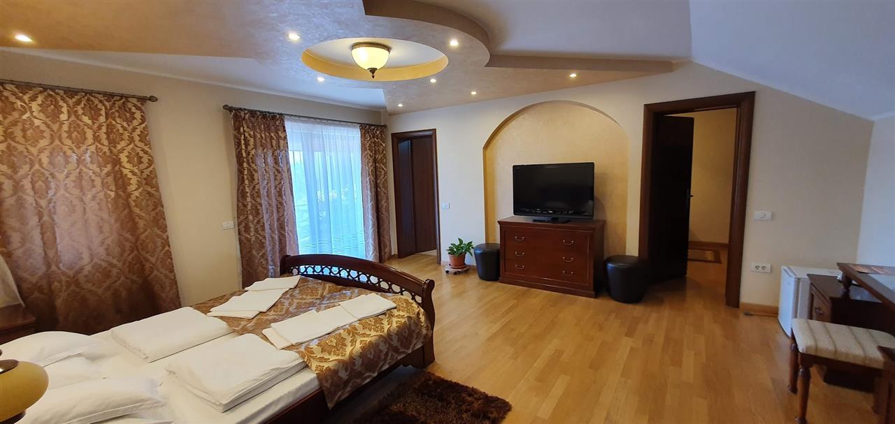 Casa 10 camere, ideala ca pensiune, zona Cetatii Alba Carolina - foto 5