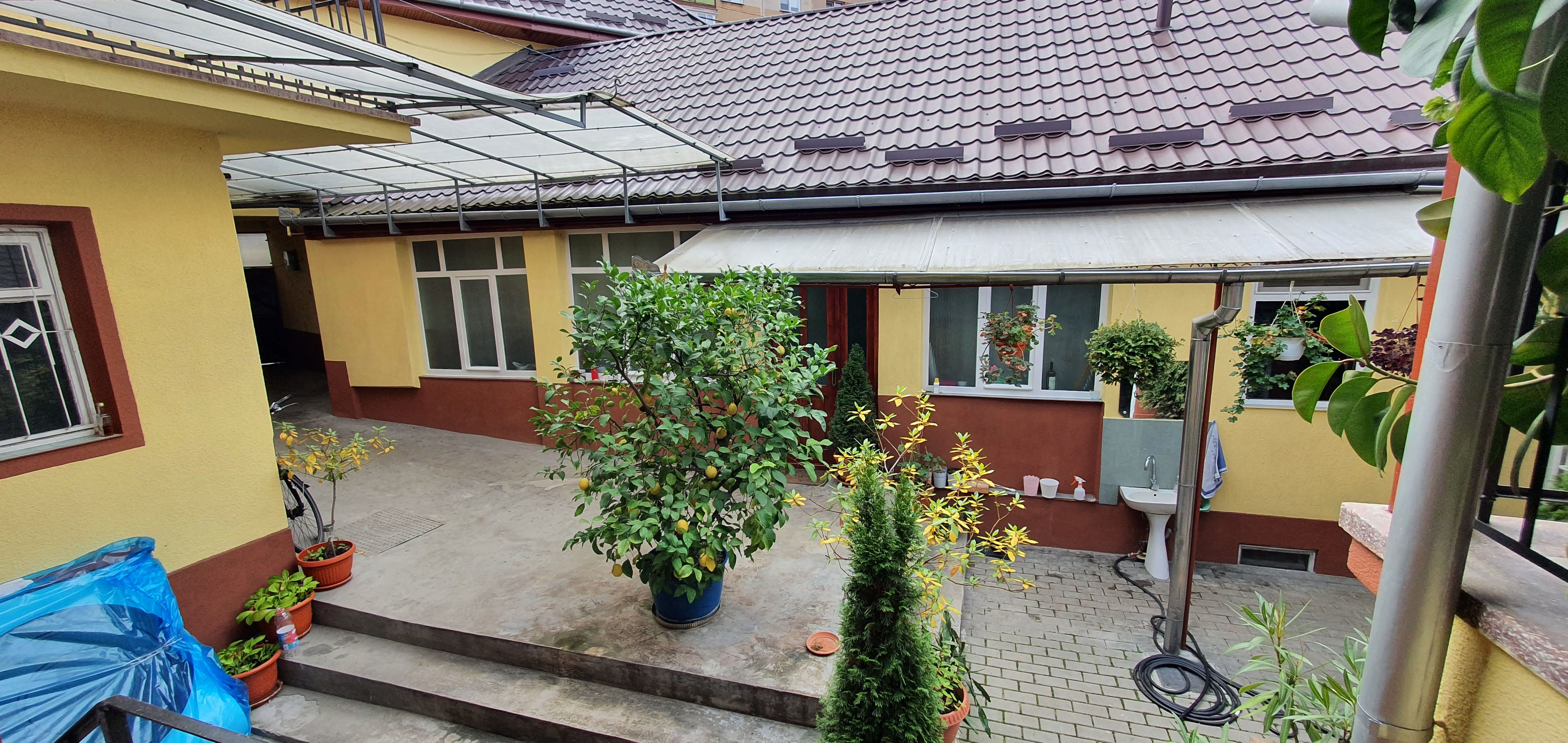 Casa cu 7 camere, 2 spatii comerciale, pretabila pt. birouri, Centru - foto 2