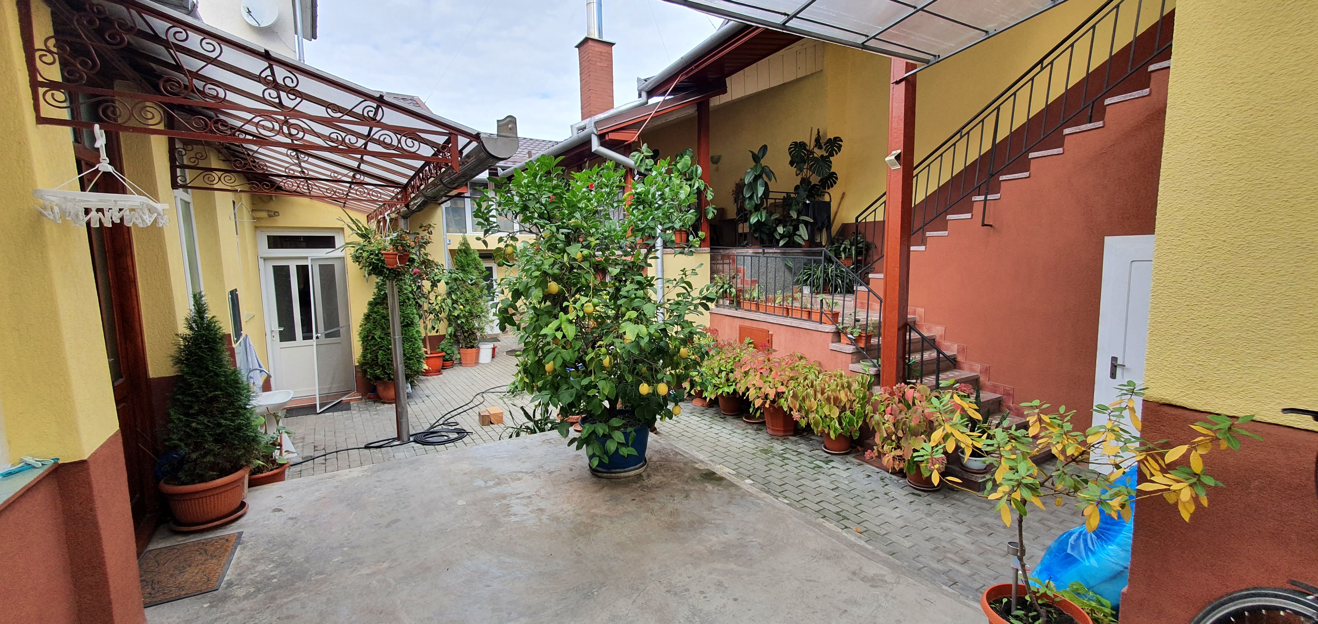 Casa cu 7 camere, 2 spatii comerciale, pretabila pt. birouri, Centru - Alba Iulia