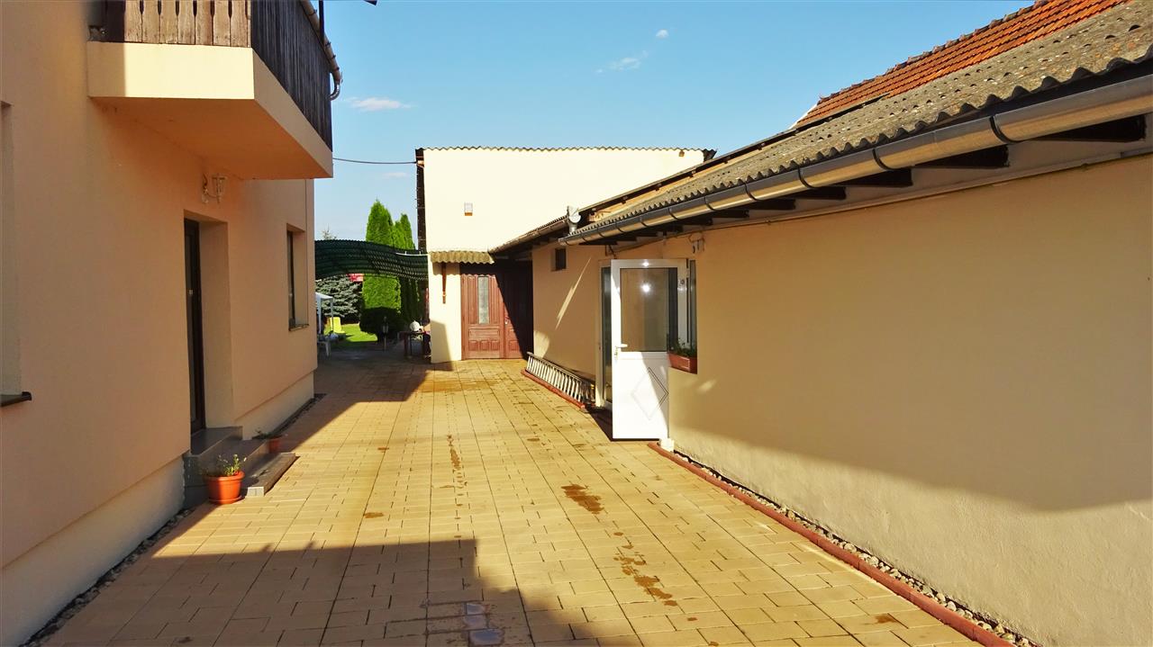 Casa cu 1064 mp teren, ideala pentru pensiune - foto 4