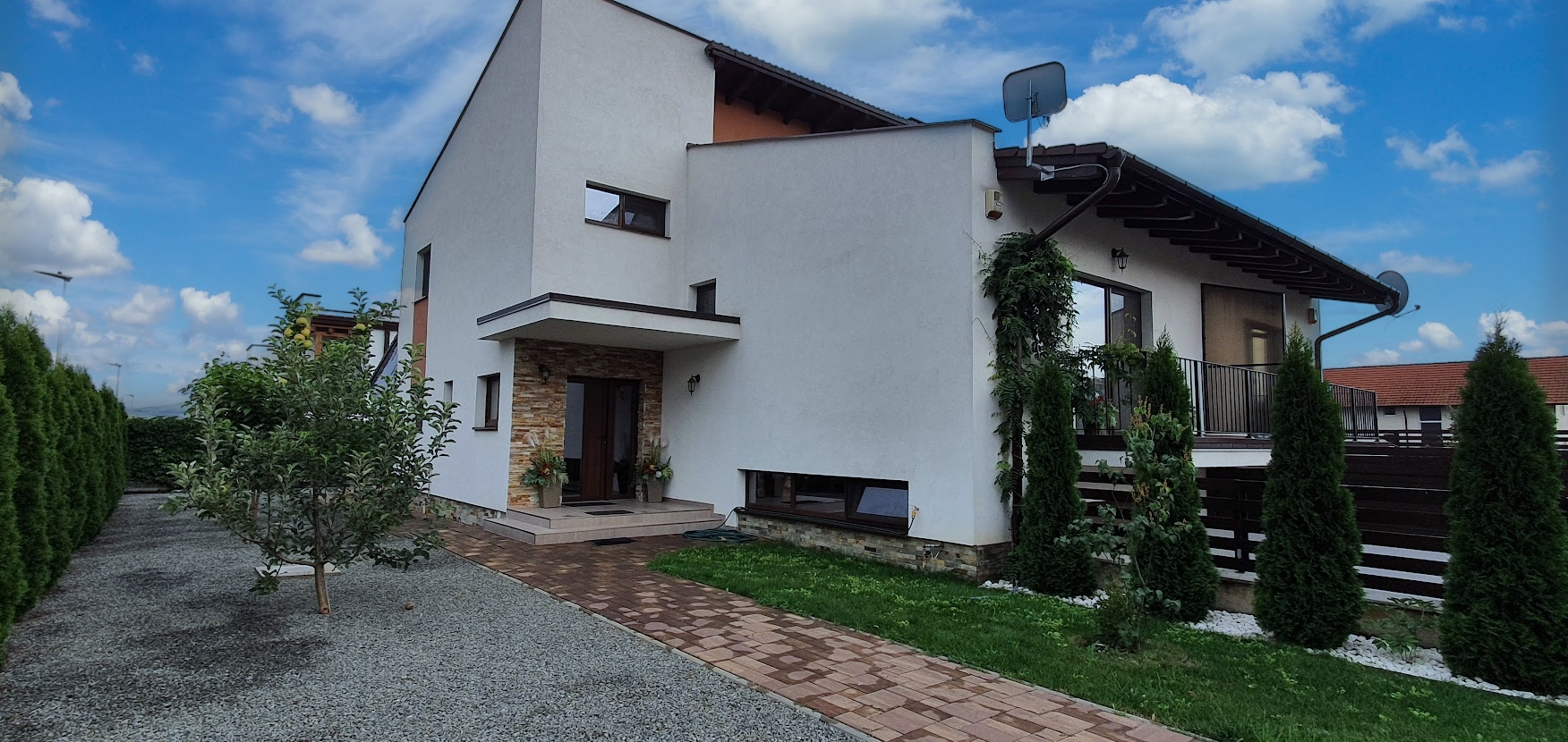 1/2 Duplex mobilat, utilat, cu garaj, D+P+1E, 397 mp teren, Cetate - foto 2