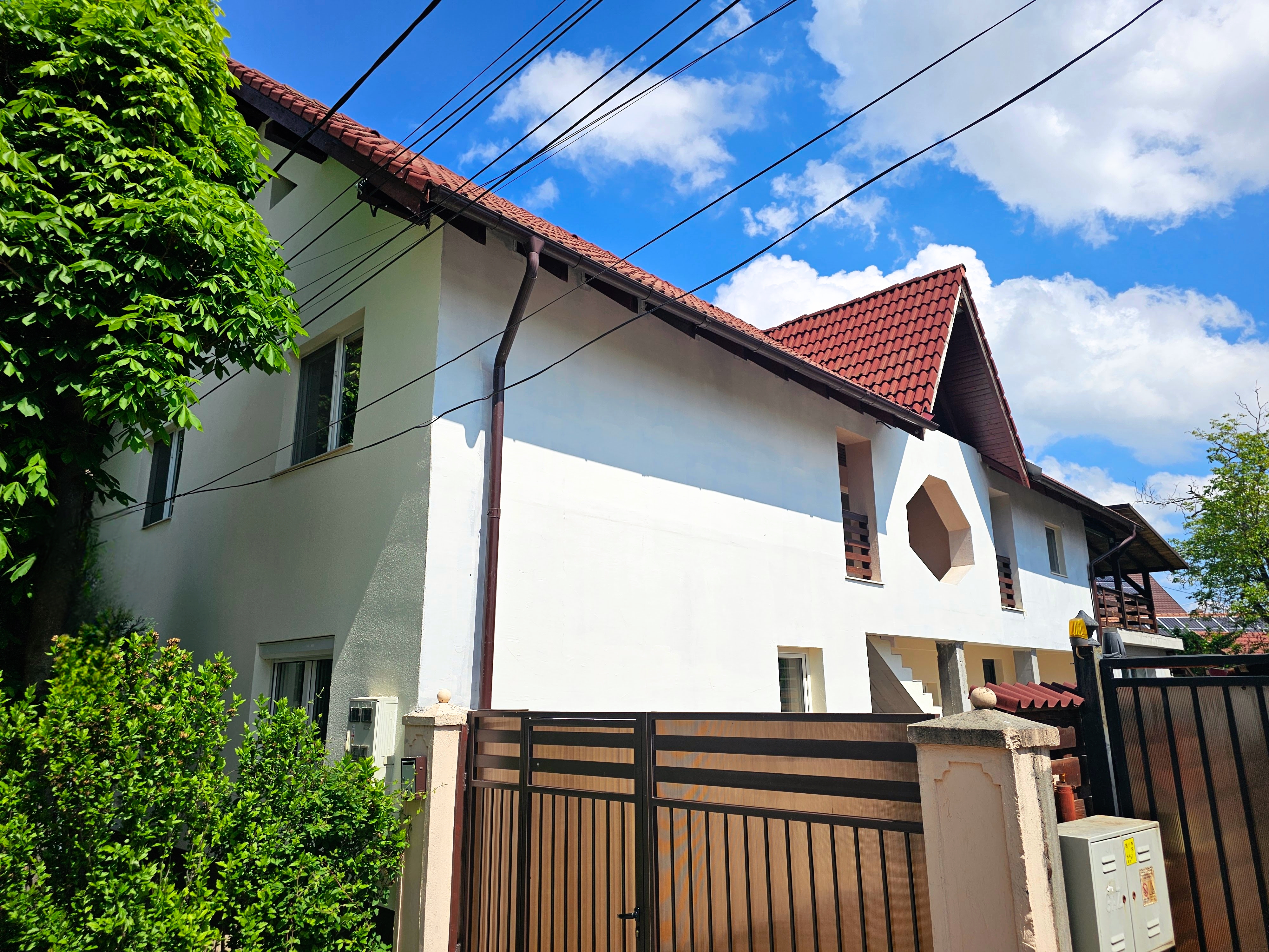 Casa pt 2 familii sau pt. clinica medicala, 8 camere, 486 mp teren - Alba Iulia