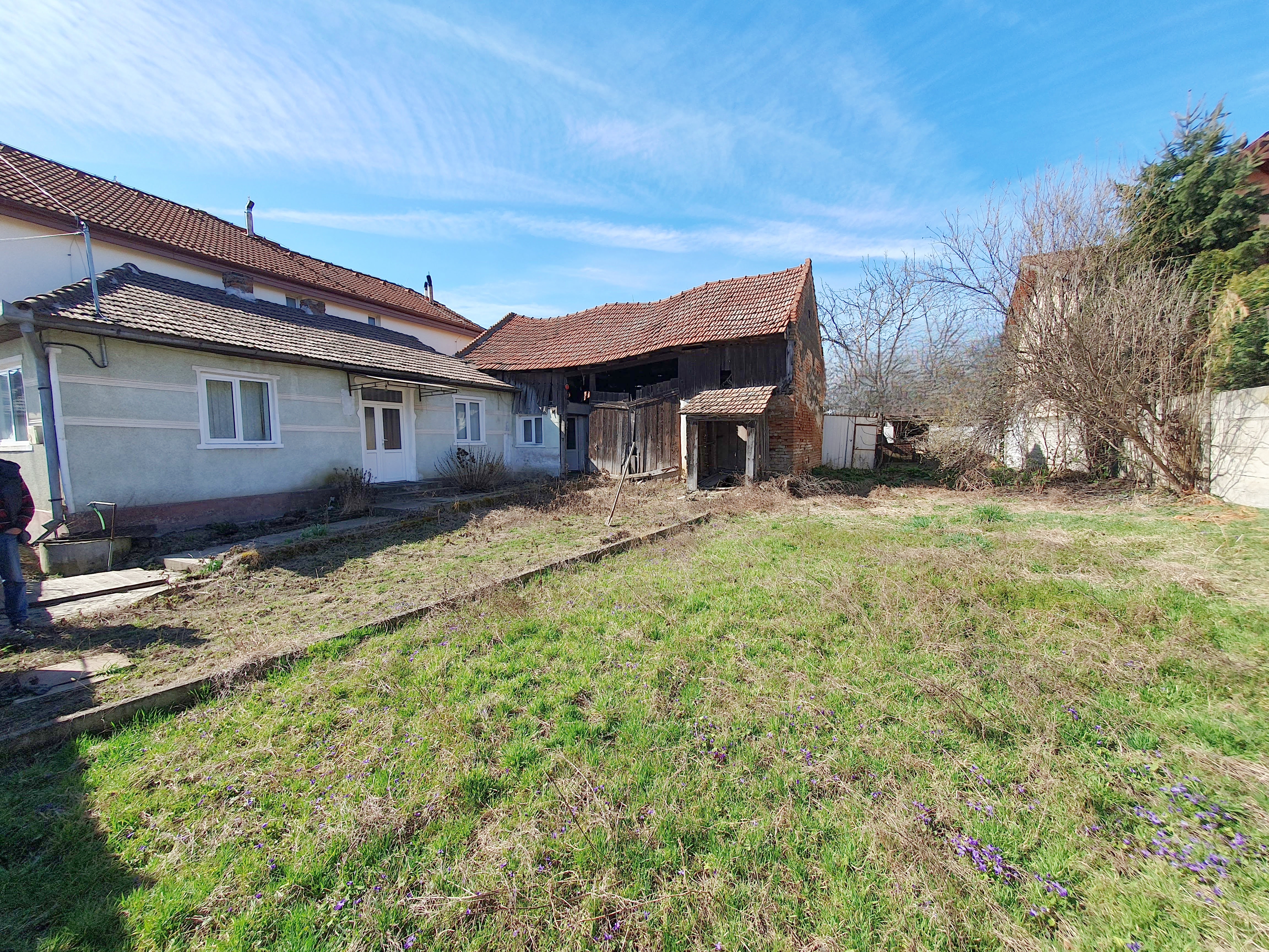 Teren 1426 mp, cu casa demolabila, la asfalt, toate utilitatile - Alba Iulia