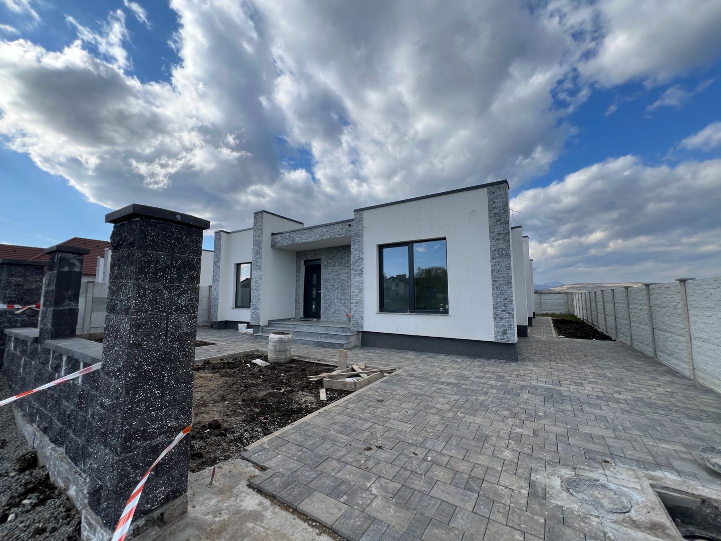 Casa individuala de vanzare, 4 camere, 2 bai, 448mp teren - Alba Iulia