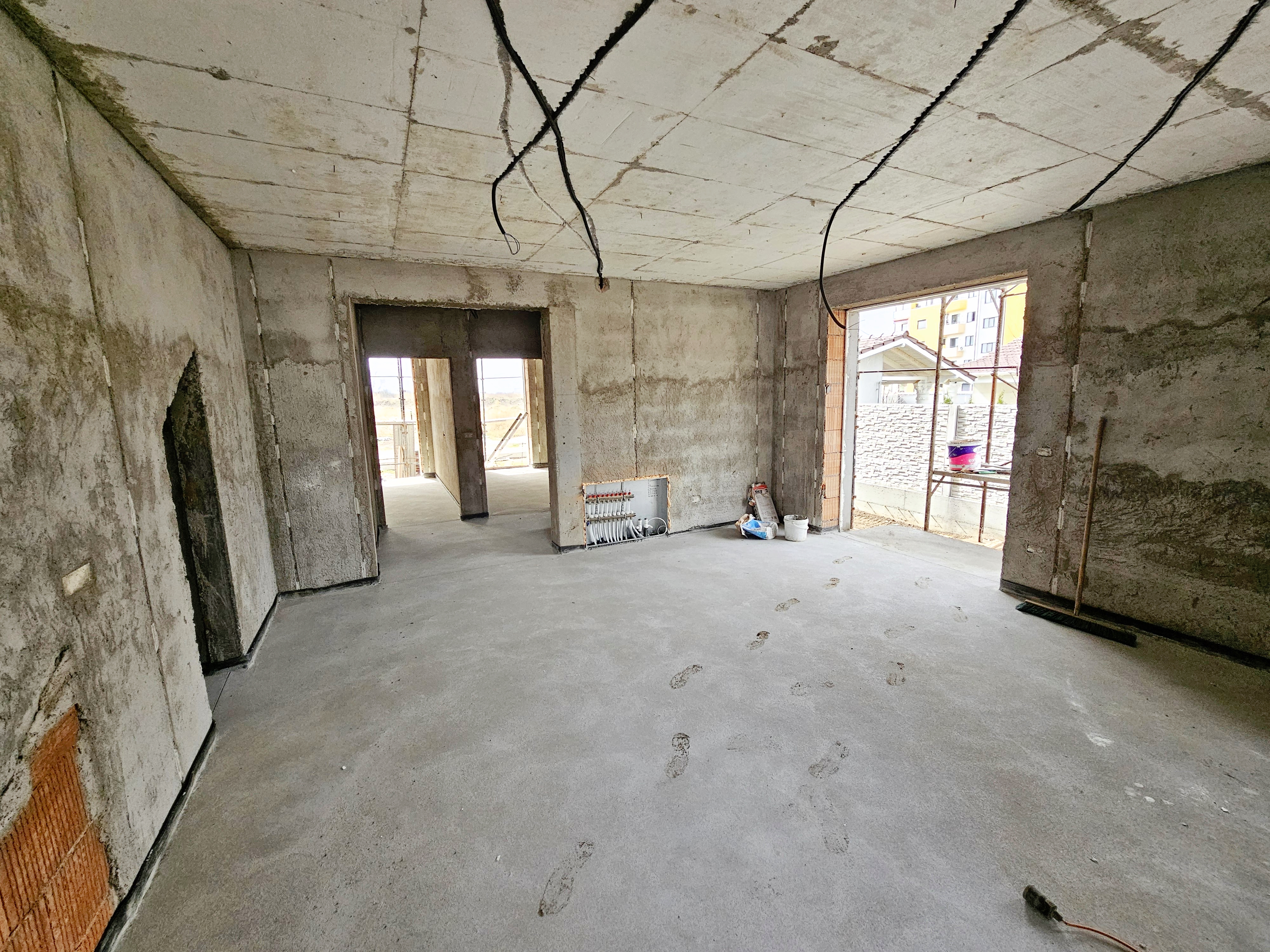 Apartament cu 3 camere, 2 bai, curte proprie, parcare si boxa 40 mp - foto 3