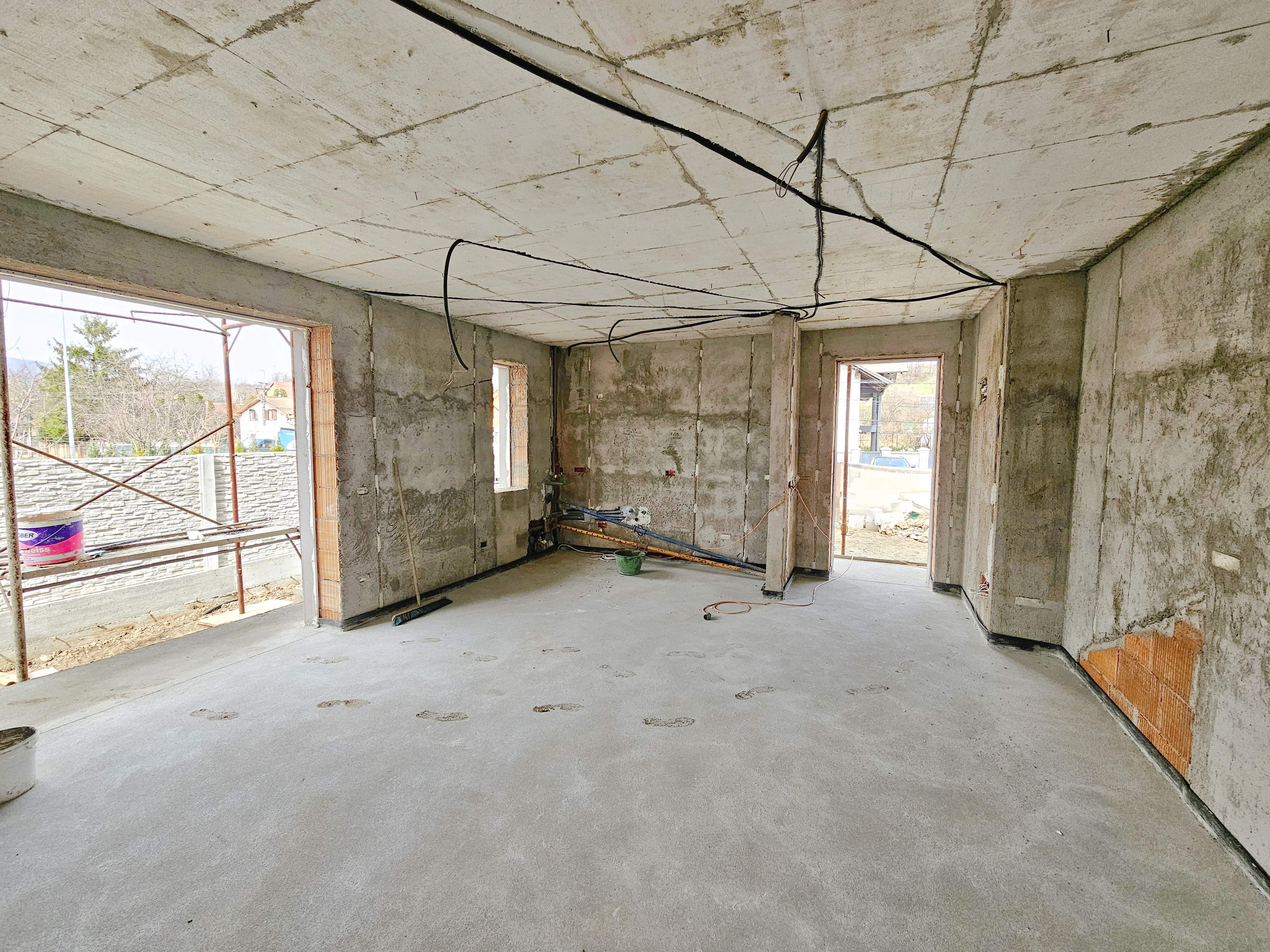 Apartament cu 3 camere, 2 bai, curte proprie, parcare si boxa 40 mp - foto 4