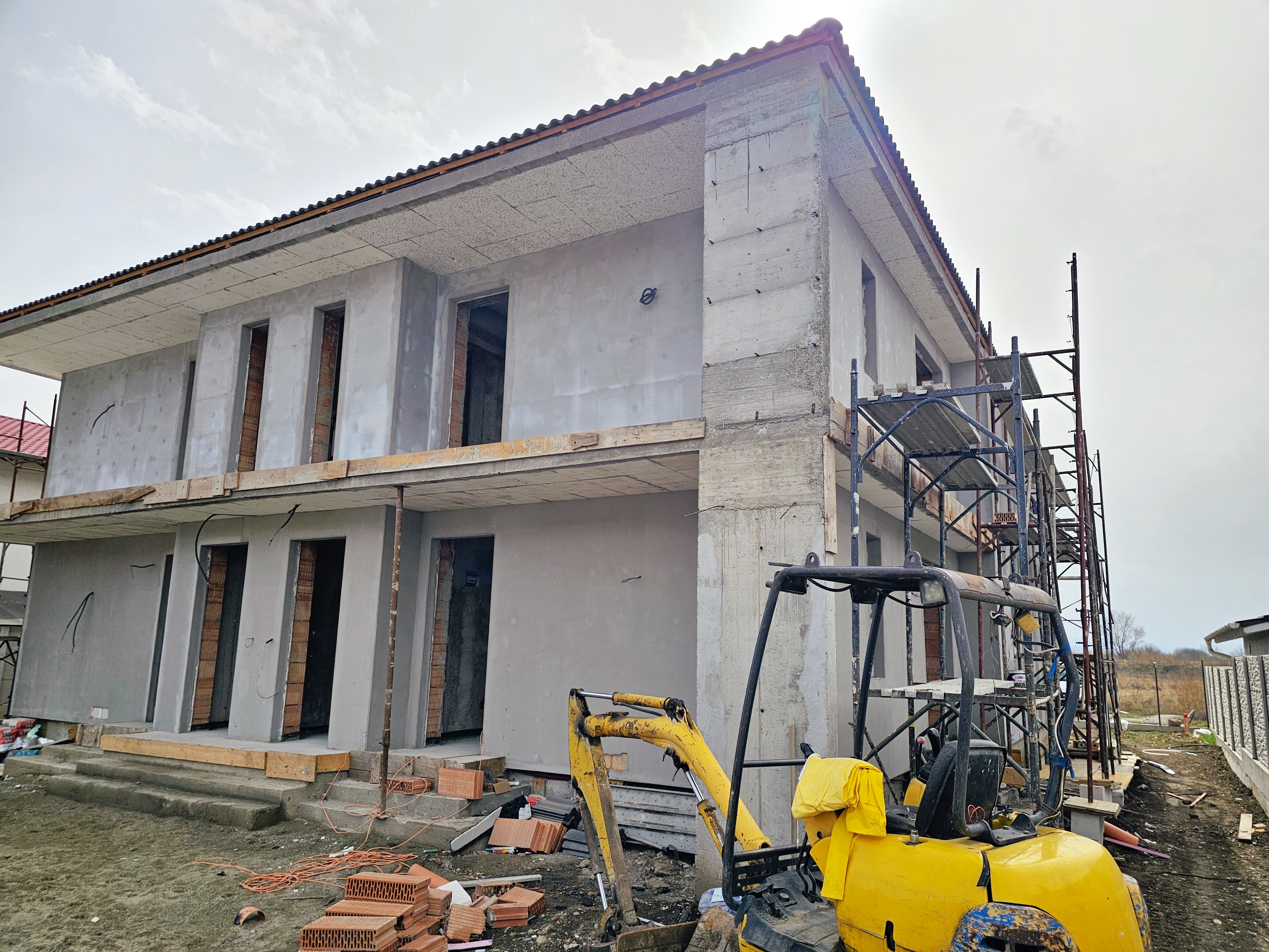 Apartament cu 3 camere, 2 bai, curte proprie, parcare si boxa 40 mp - Alba Iulia