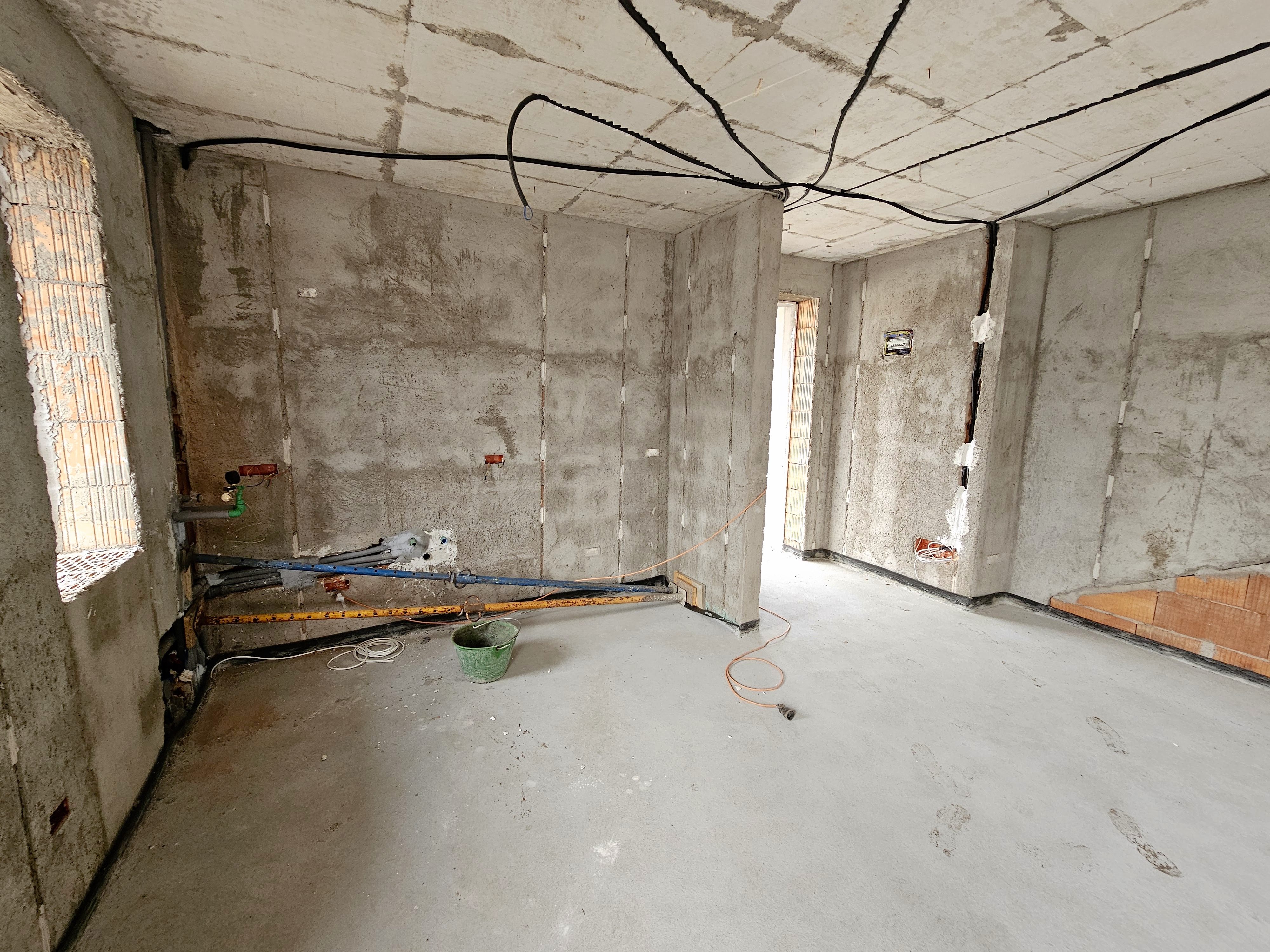 Apartament cu 3 camere, 2 bai, curte proprie, parcare si boxa 40 mp - foto 5