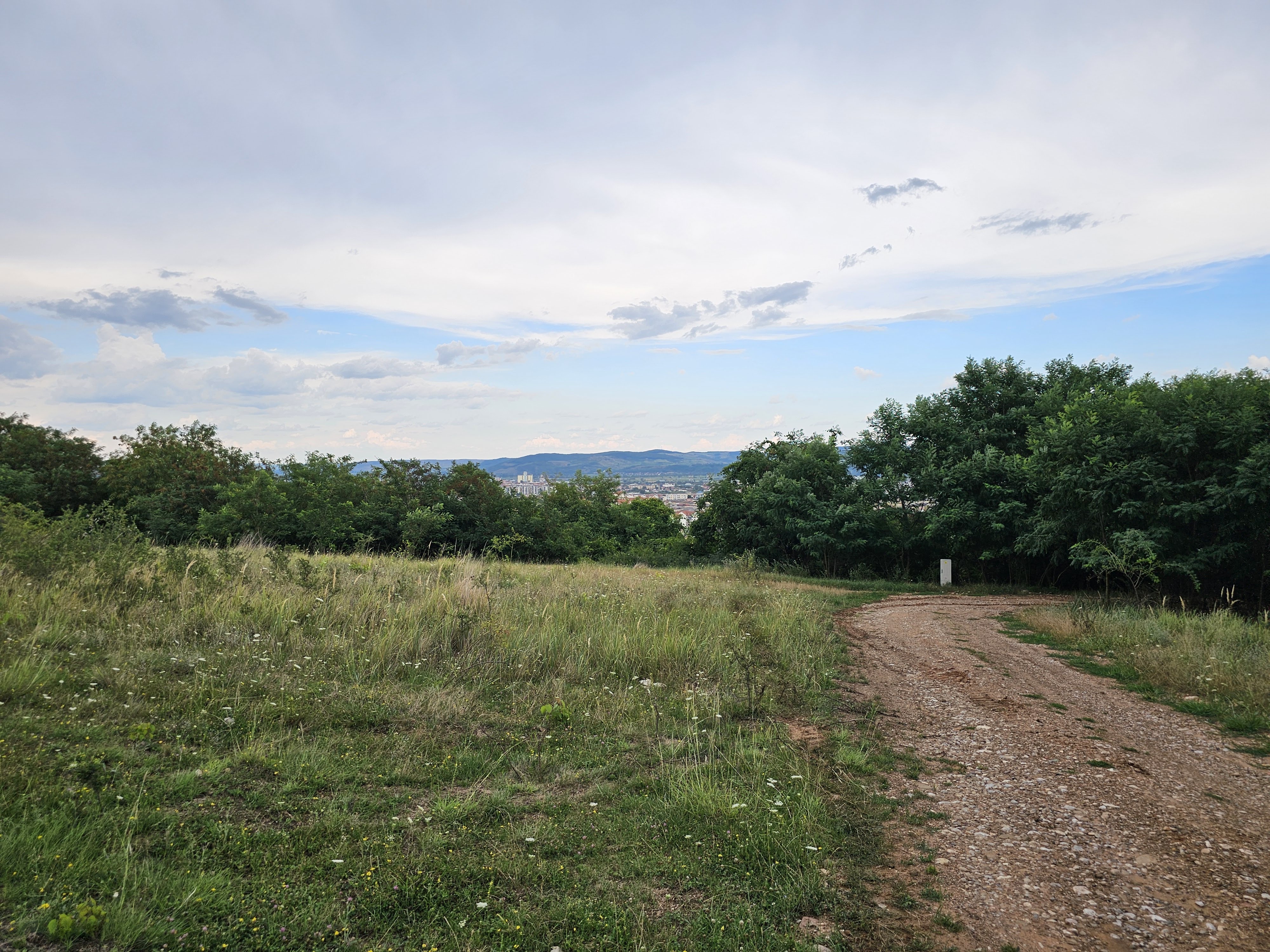 Teren construibil, 1000 mp, zona Schit, cu utilitati si panorama - foto 2