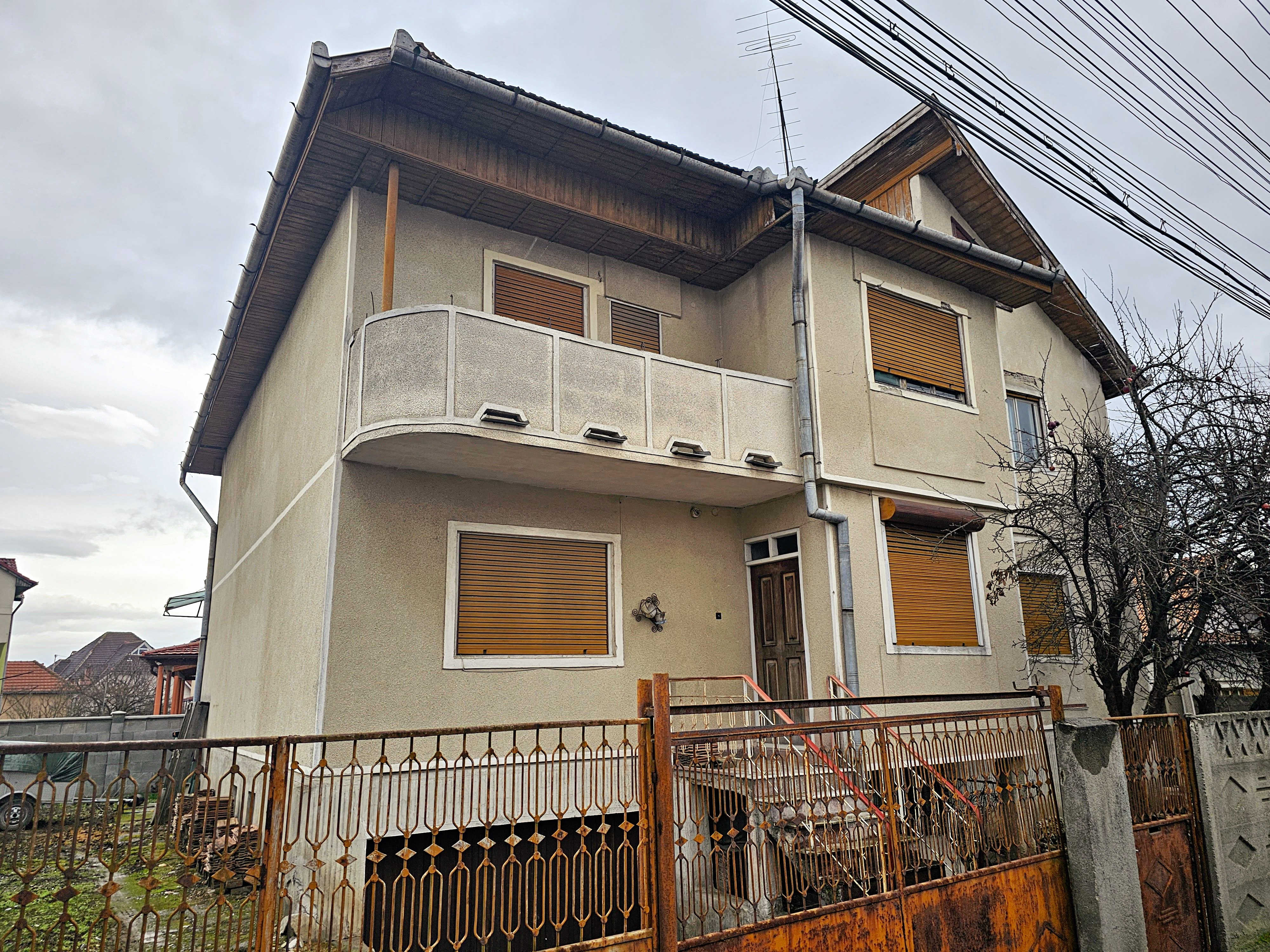 Casa cu 7 camere, 700 mp teren, deschidere la 2 strazi, zona Centru - Alba Iulia