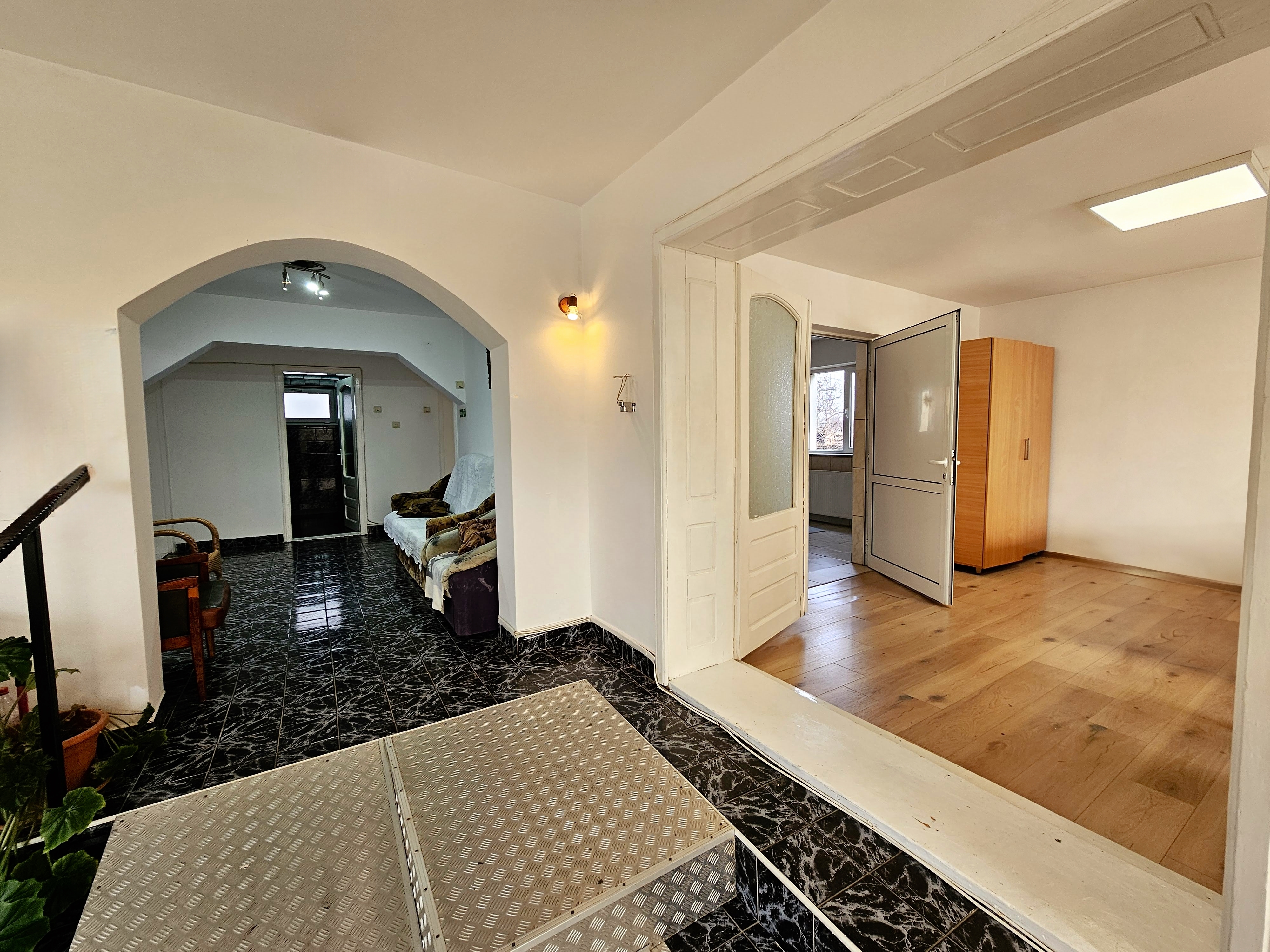 Casa 10 camere, 878 mp teren, toate utilitatile, Barabant - foto 3