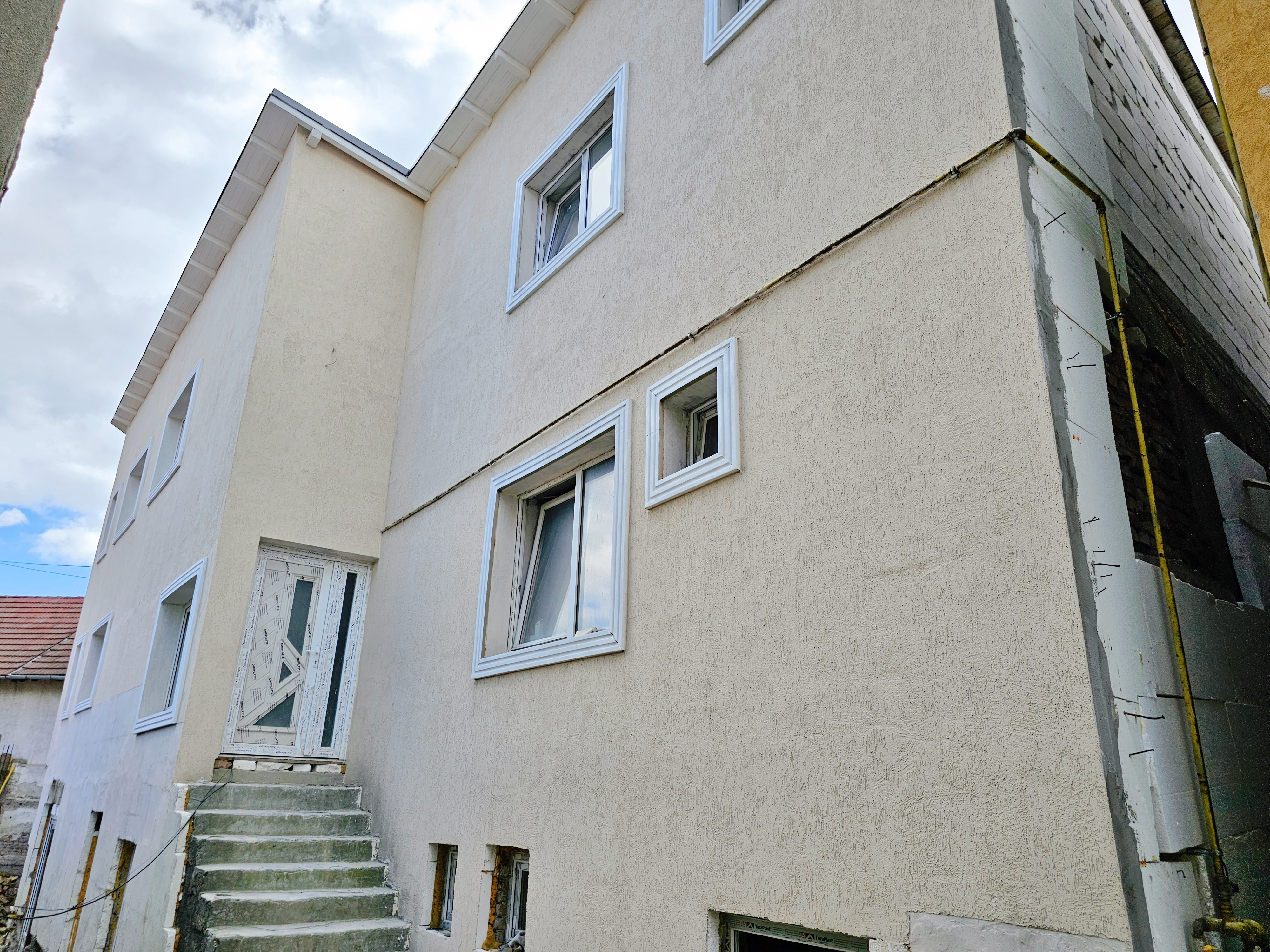 Casa 12 camere, pretabila ca pensiune sau pentru apartamentare - Alba Iulia