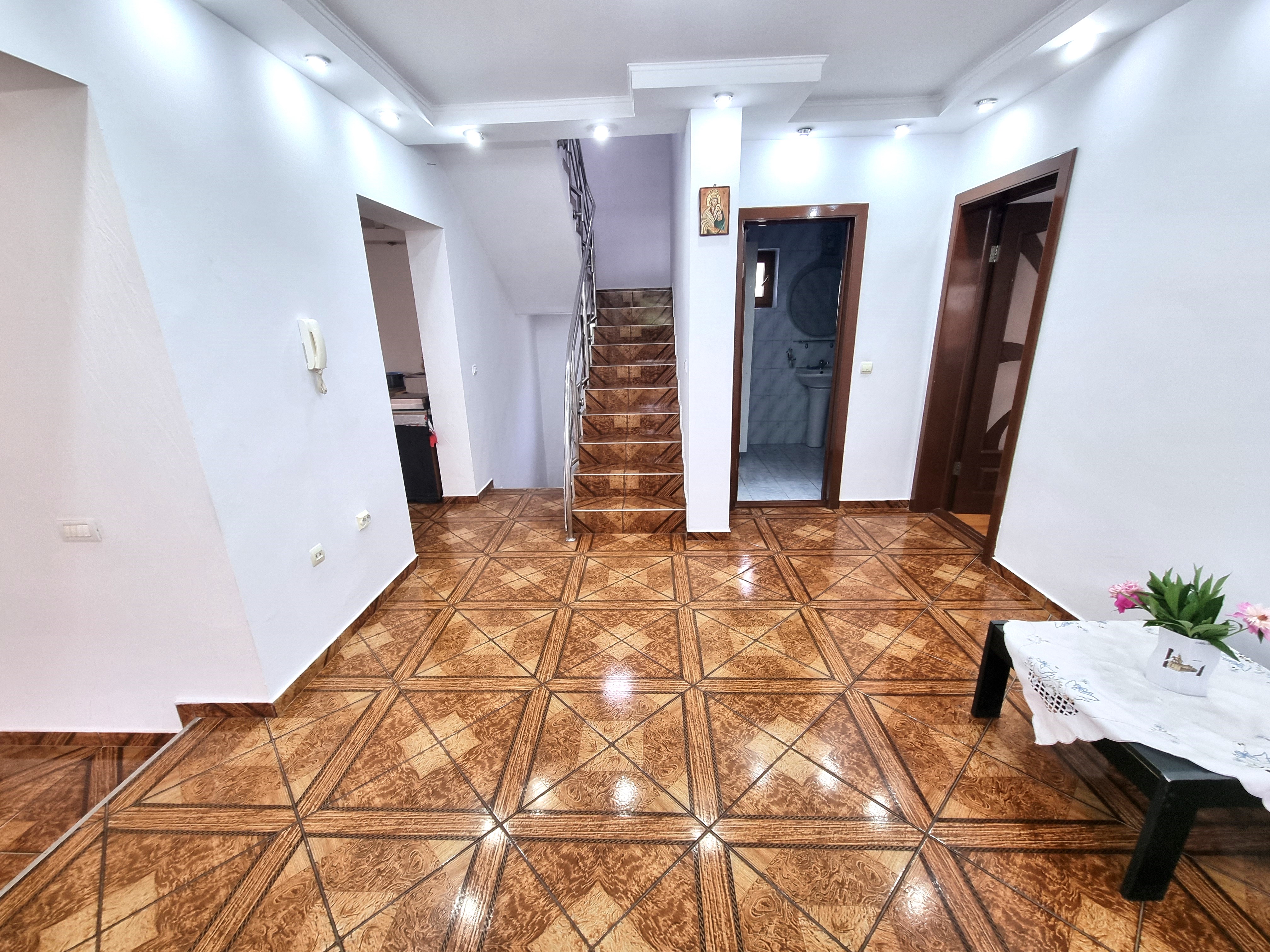 De vanzare casa 6 camere, S+P+M, 900mp teren, Cetate - foto 2