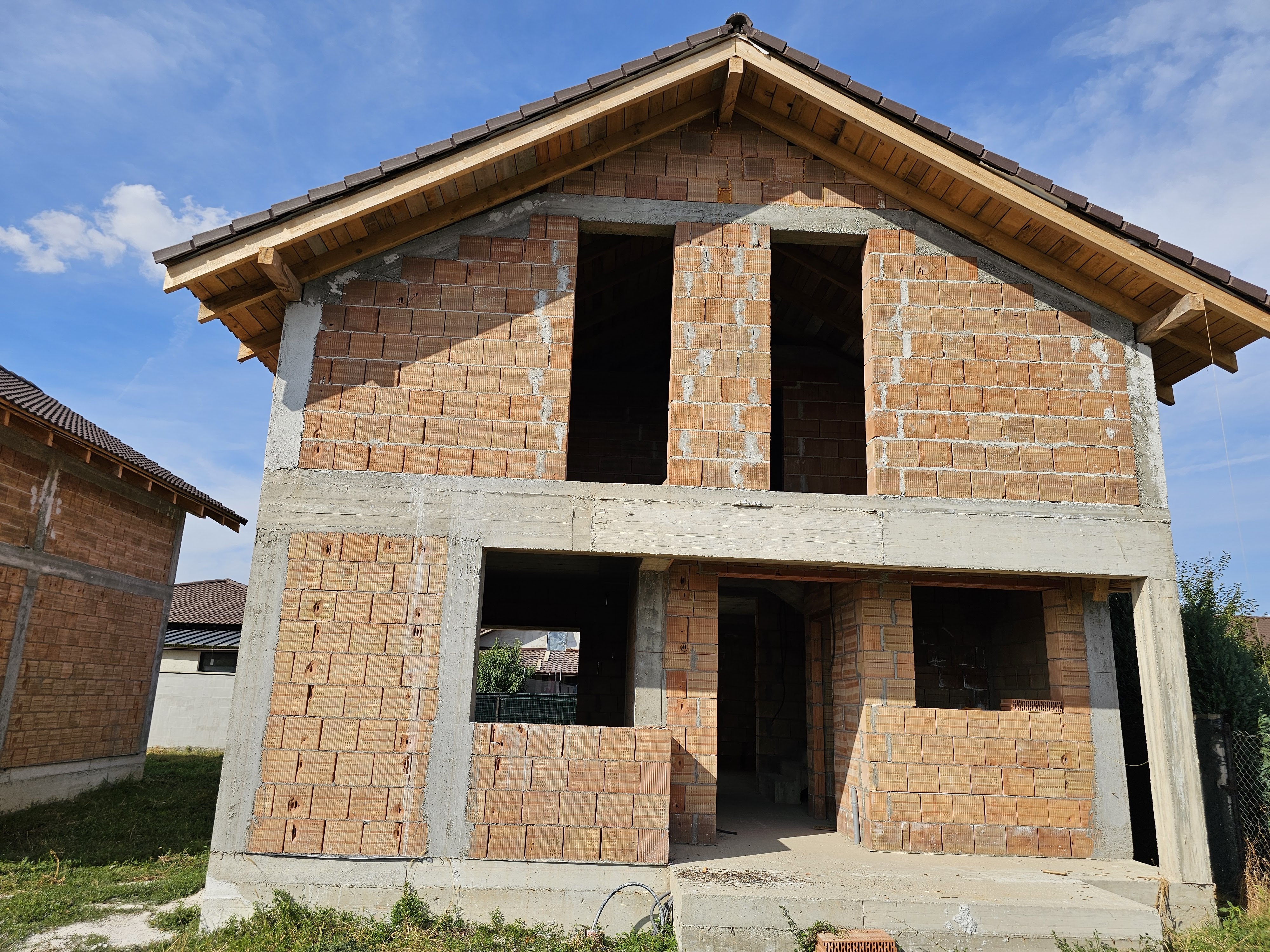 Casa la rosu, 4 camere, 2 bai, 345 mp teren, zona Ampoi 3 - Alba Iulia