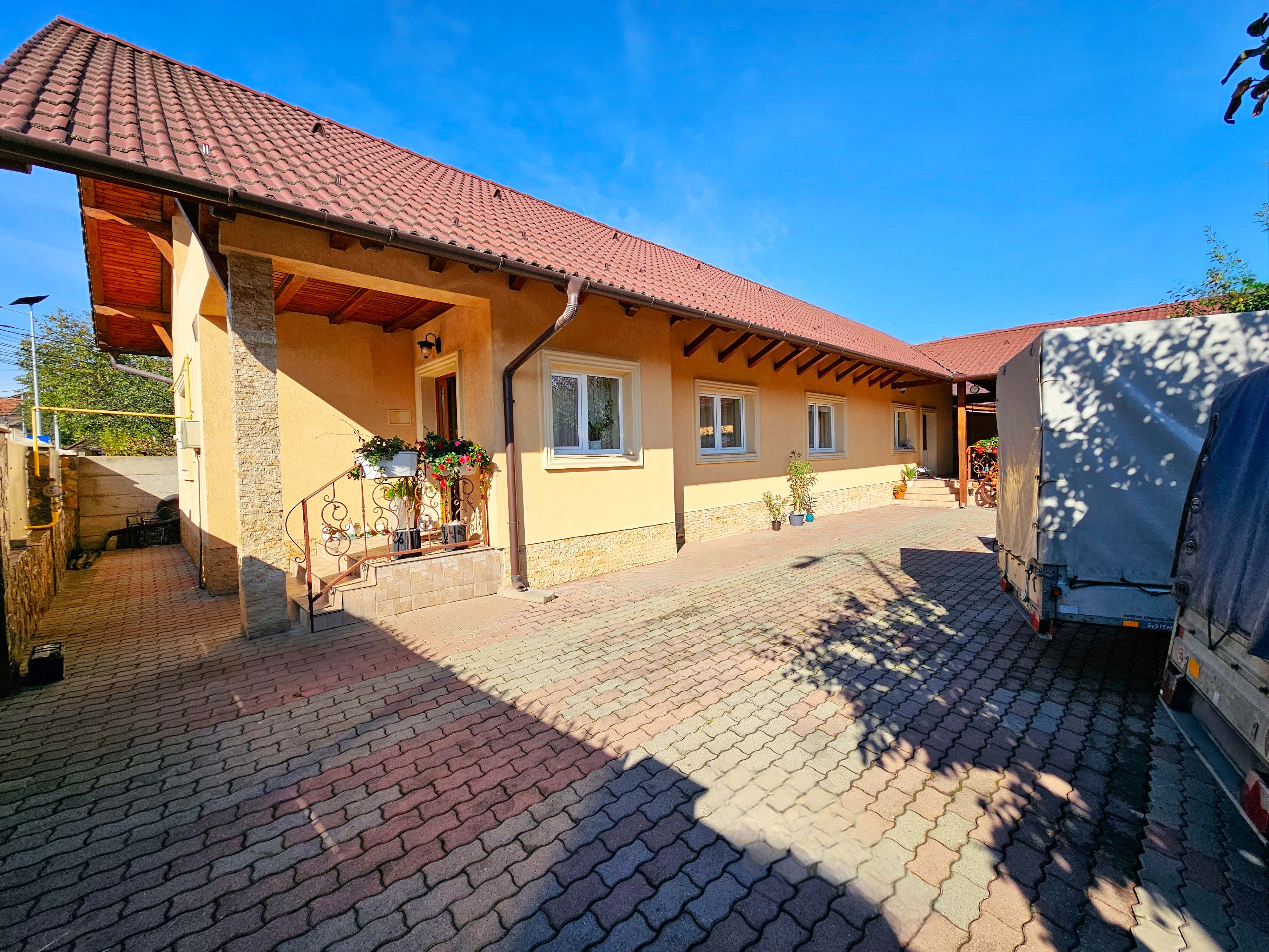 Casa renovata, 4 camere, 2 terase, mobilata, utilata, 568 mp teren - Alba Iulia