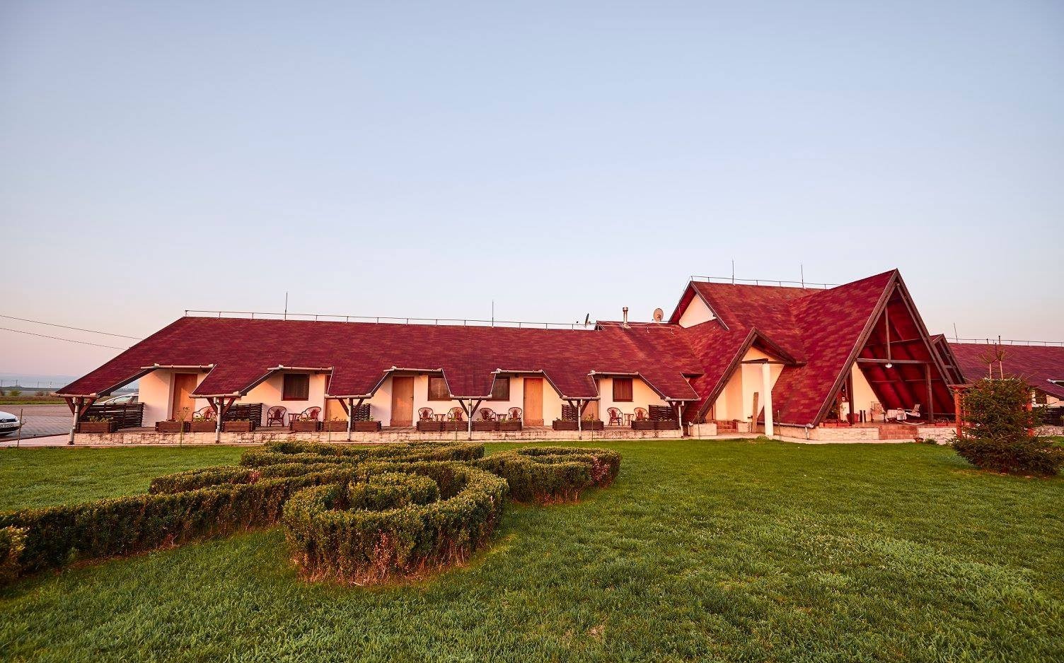 Complex turistic cu restaurant, piscina si teren de tenis - foto 2