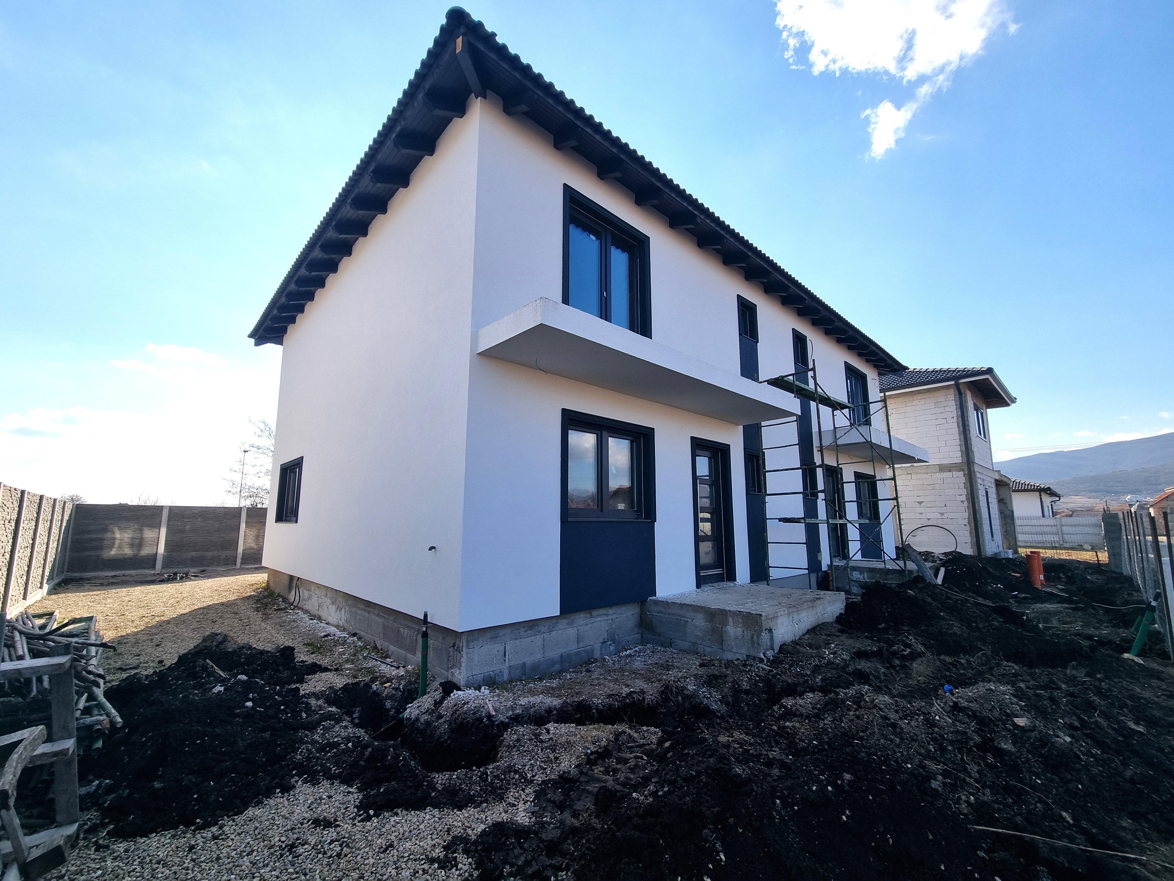 De vanzare 1/2 duplex, 4 camere, 224mp teren, Orizont - Alba Iulia