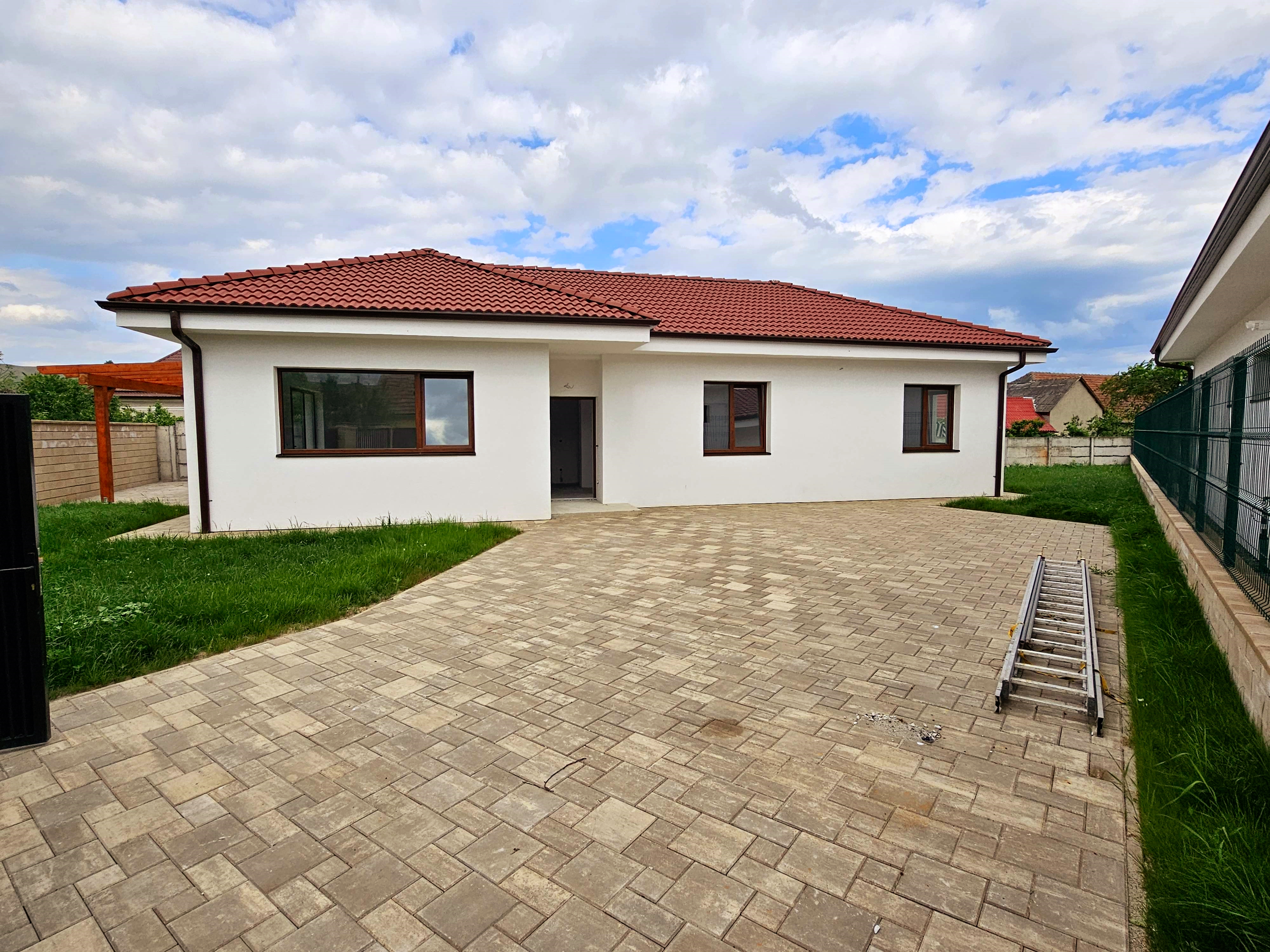 Casa nouă, mobilată, utilată, 4 camere, 393 mp teren, Bărăbanț - Alba Iulia