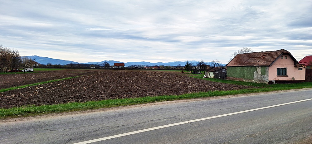 Teren intravilan pentru case in centrul Podu Oltului de 5600mp, 28 euro/mp - foto 4