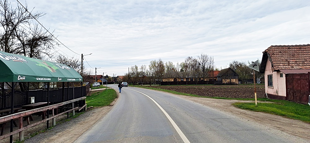 Teren intravilan pentru case in centrul Podu Oltului de 5600mp, 28 euro/mp - foto 2