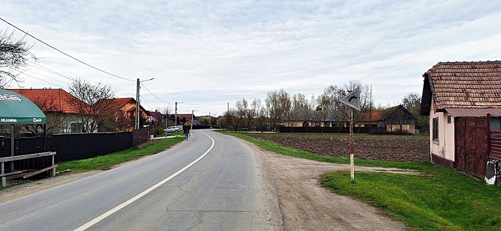 Teren intravilan pentru case in centrul Podu Oltului de 5600mp, 28 euro/mp - foto 3