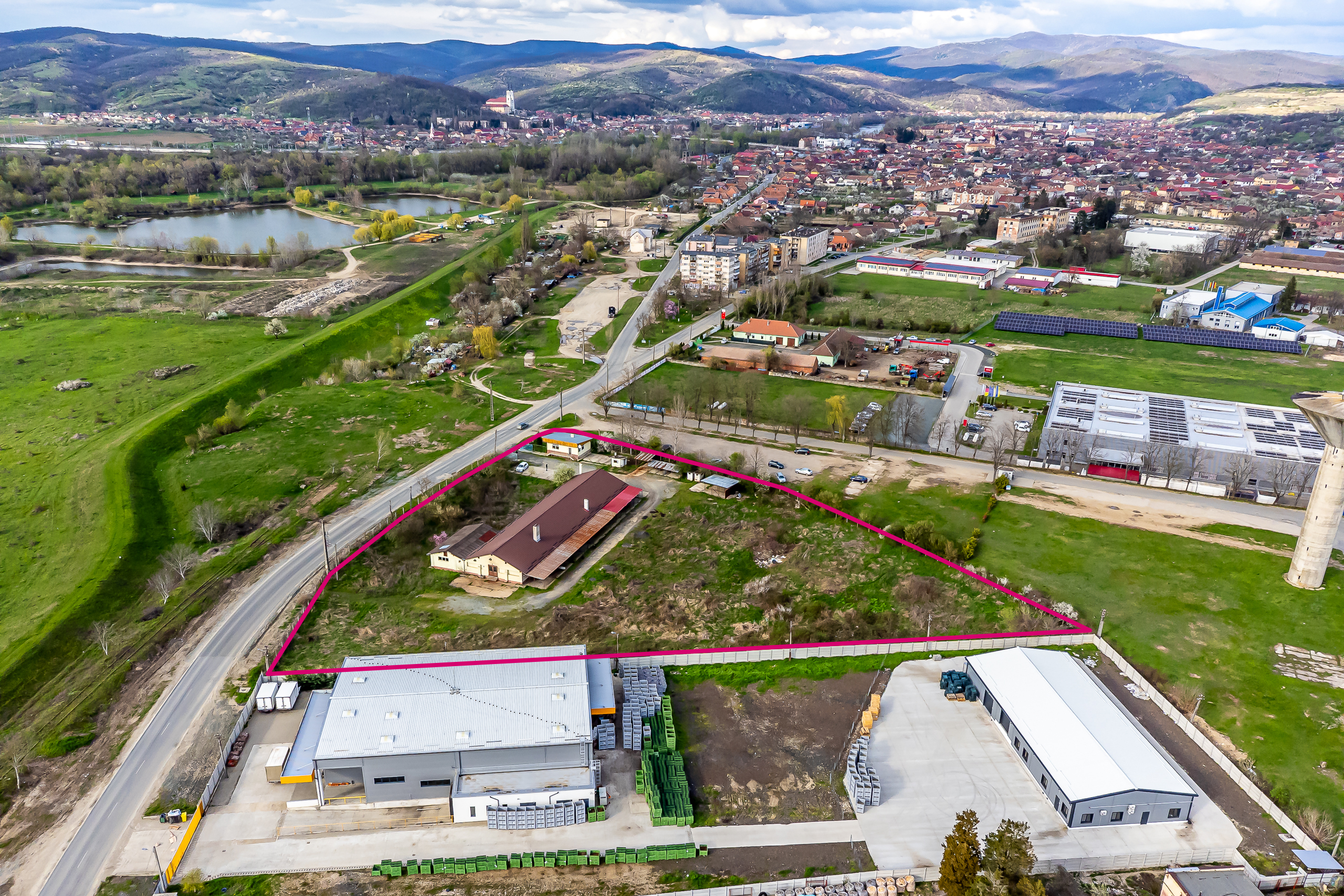 Hala industrială cu teren 10.495 mp – potențial supermarket, Lipova