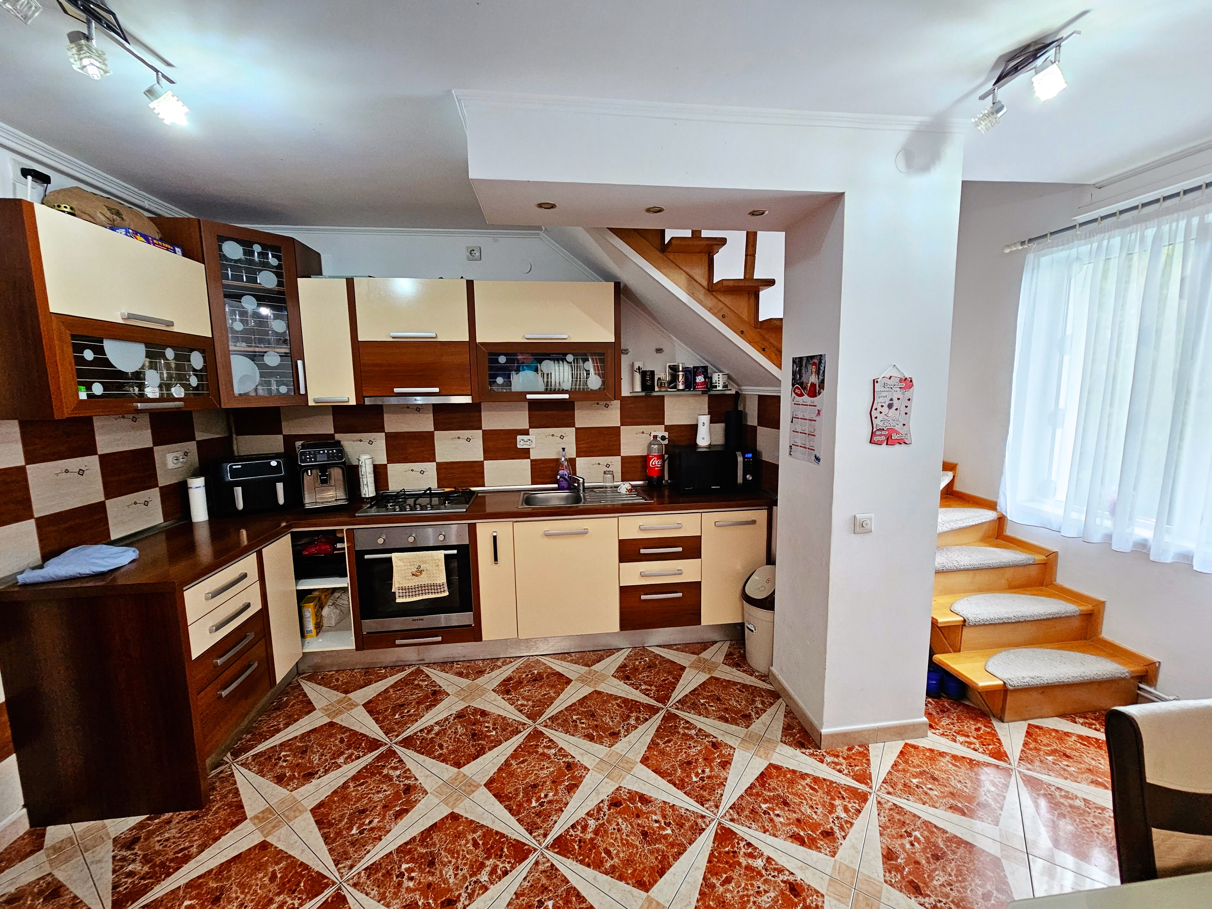 Apartament 3 camere, cu scara interioara, et.2, zona Kaufland Cetate - Alba Iulia