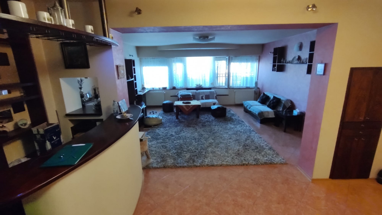 TROCADERO-Casa deosebita ce dispune de oaza de relaxare in centrul orasului.