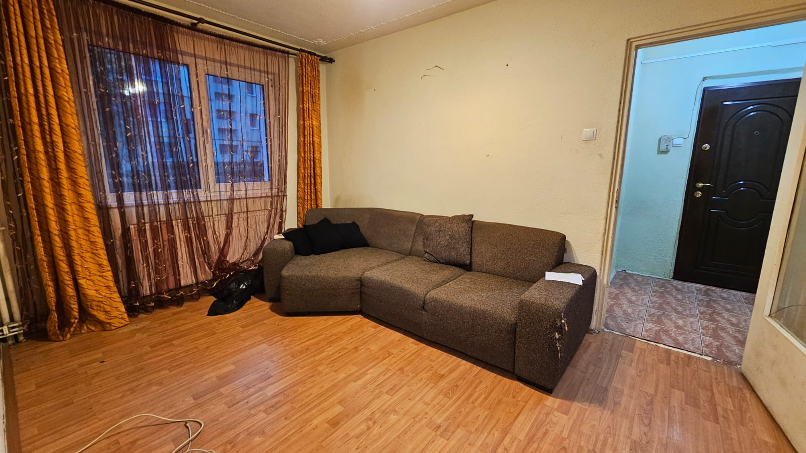 Apartament 2 camere,  bloc izolat, parter-zona Florilor. - Brasov