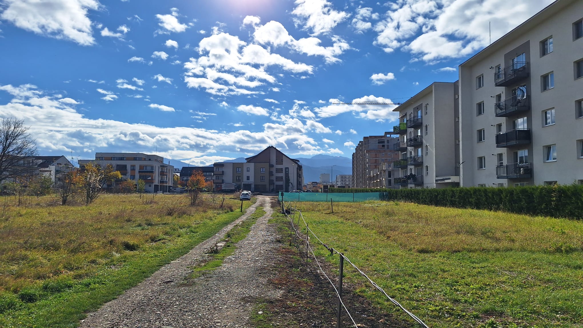 Inchiriere teren 1000mp in zona rezidentiala din Tractoru, 500 euro/luna - foto 2