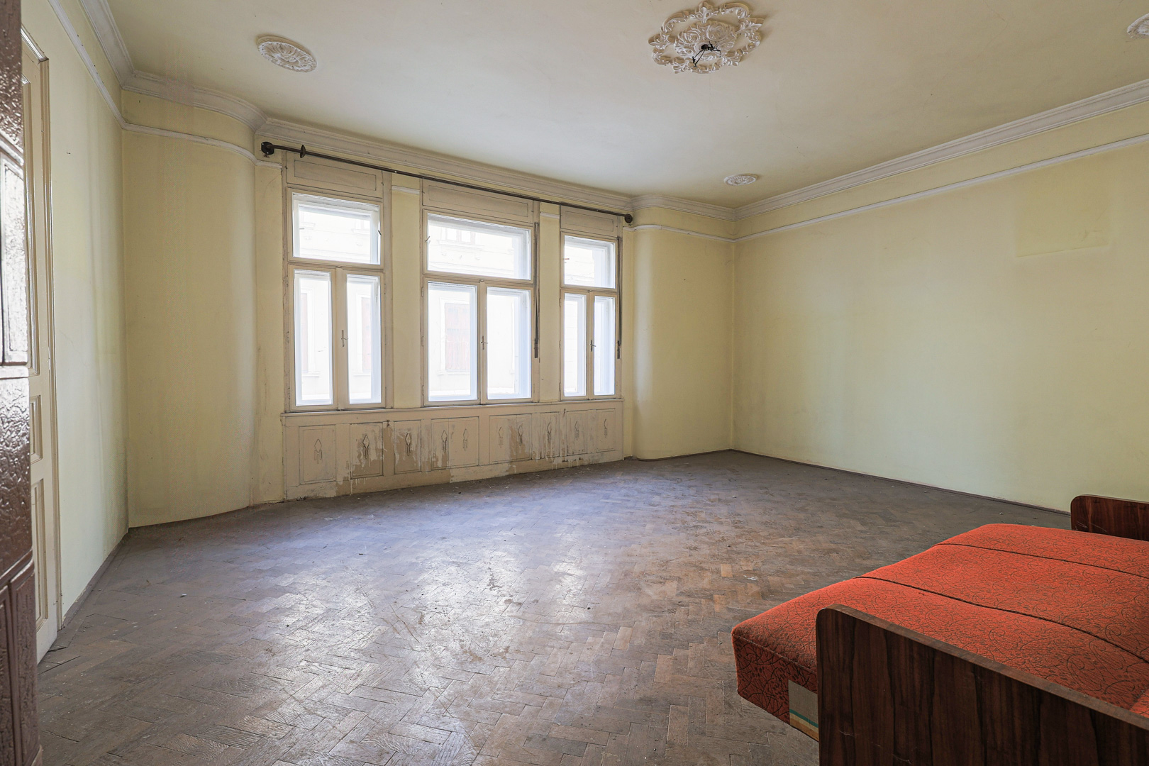 Casă interbelică cu tavane înalte, demisol și curte, în centru!
