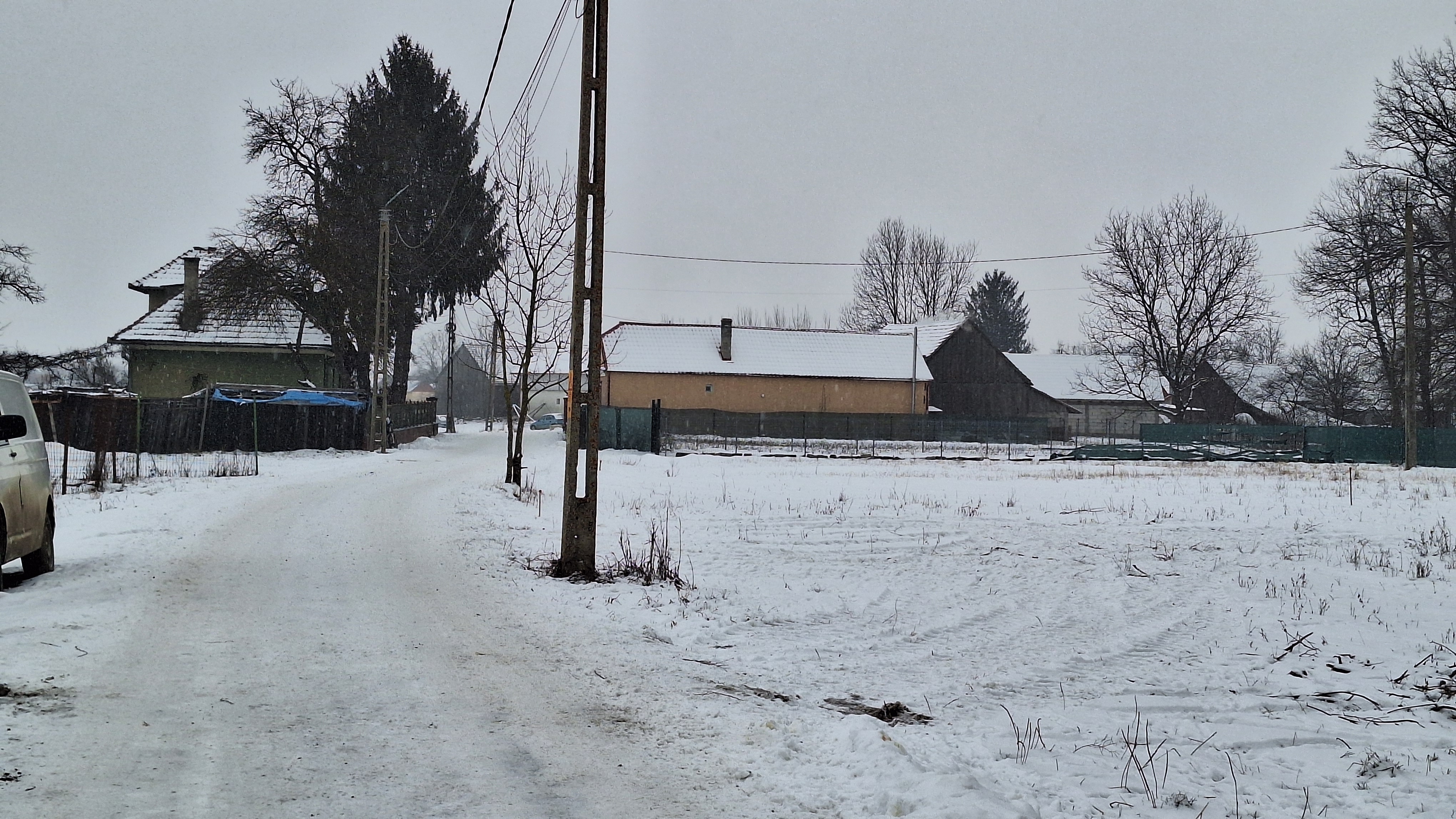 Teren 1000mp intravilan la liziera padurii, acces din drum asfaltat. - foto 2
