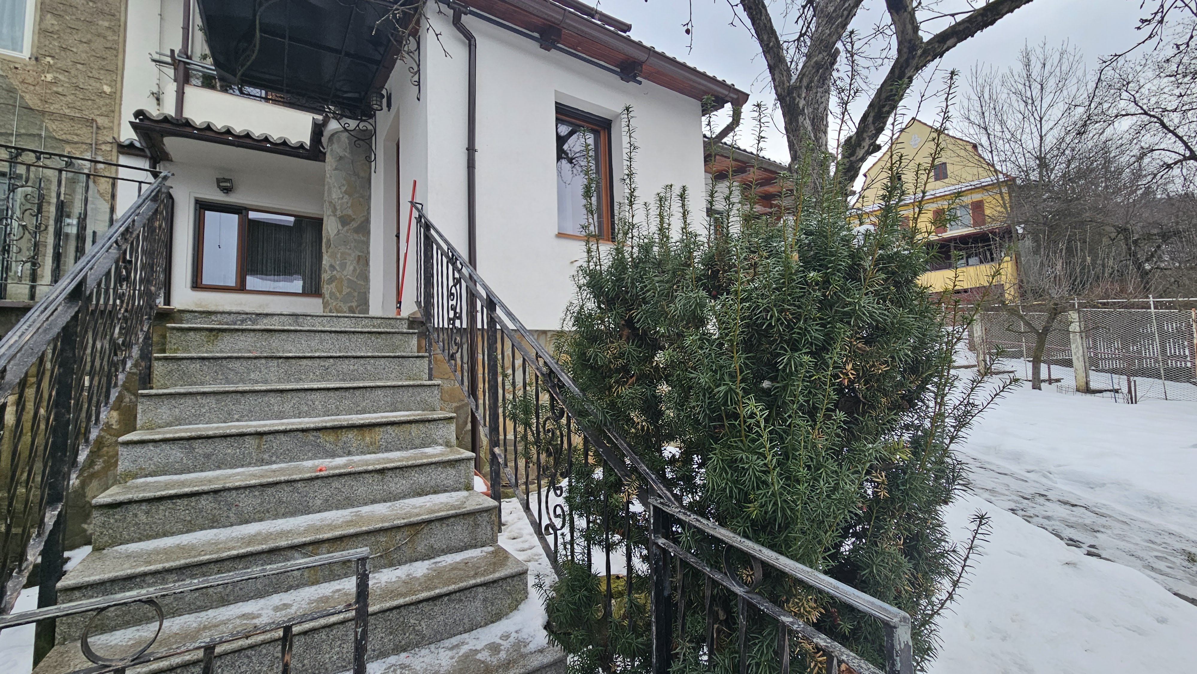 Apartament 3 camere premium în vilă, parter, garaj, acces separat – Central - Brasov