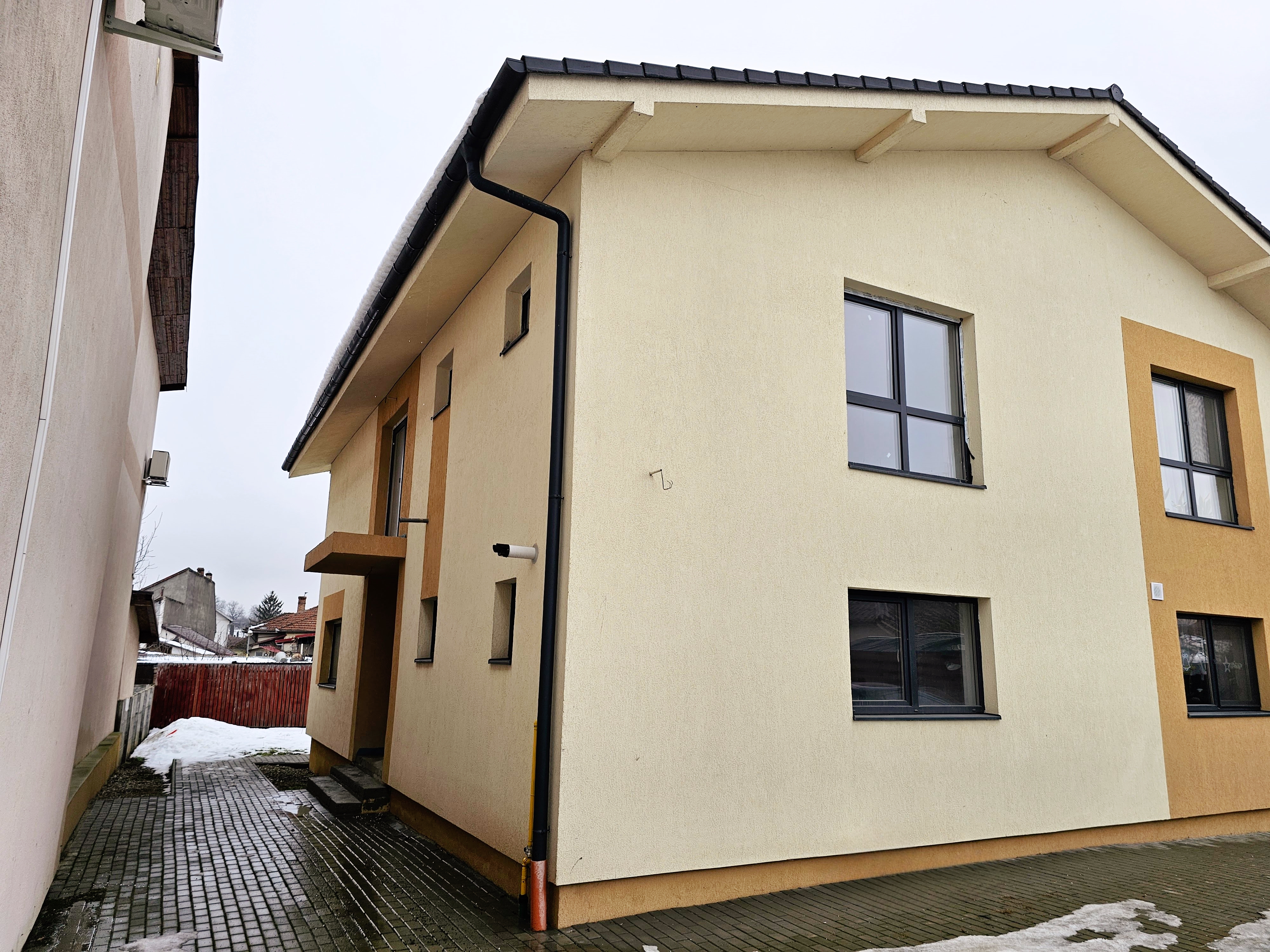 1/2 Duplex finisat 90%, 4 camere, 317 mp teren, zona Centru - Alba Iulia
