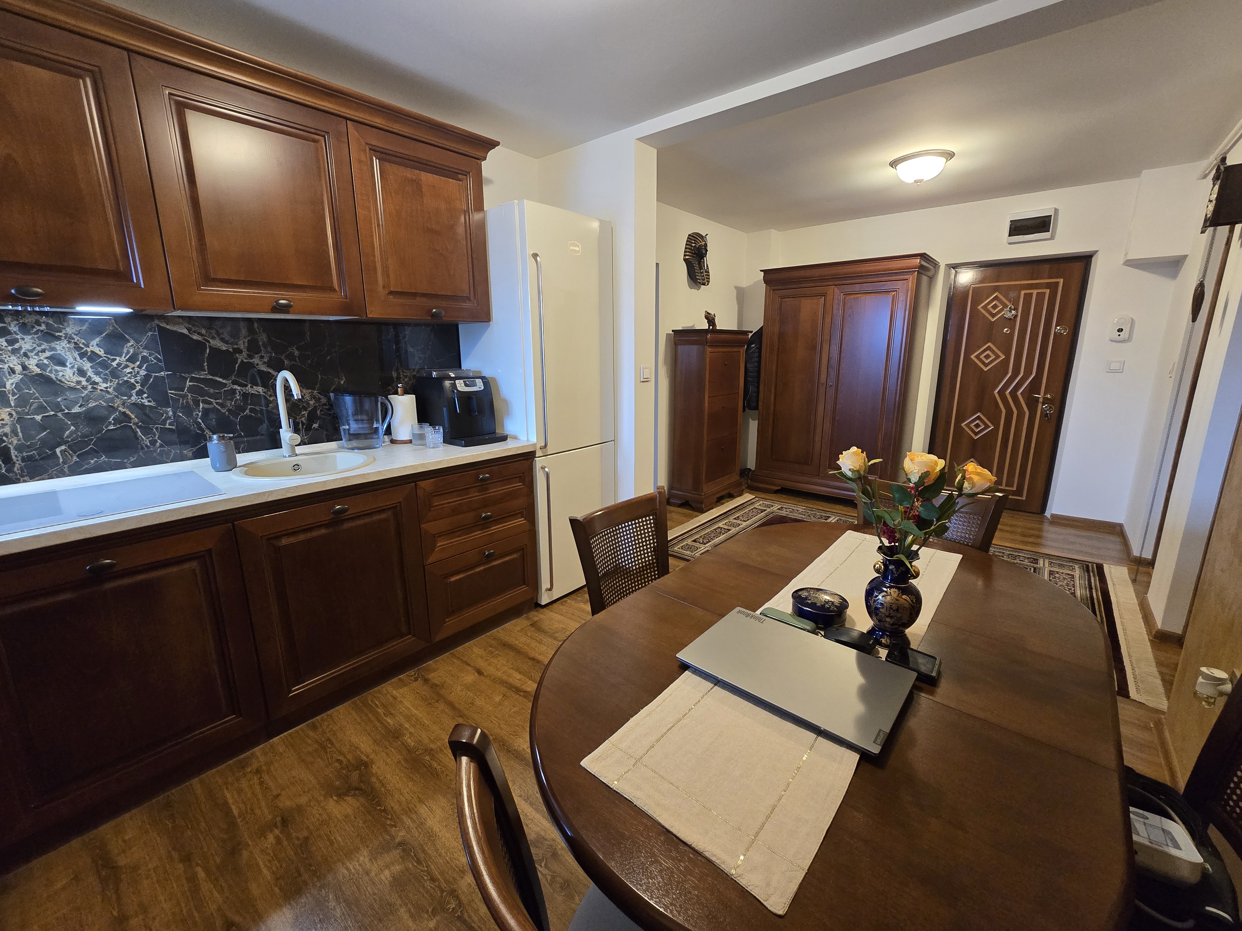 Apartament 2 Camere M-uri, Vedere spre Catedrala, Complet Renovat - foto 2