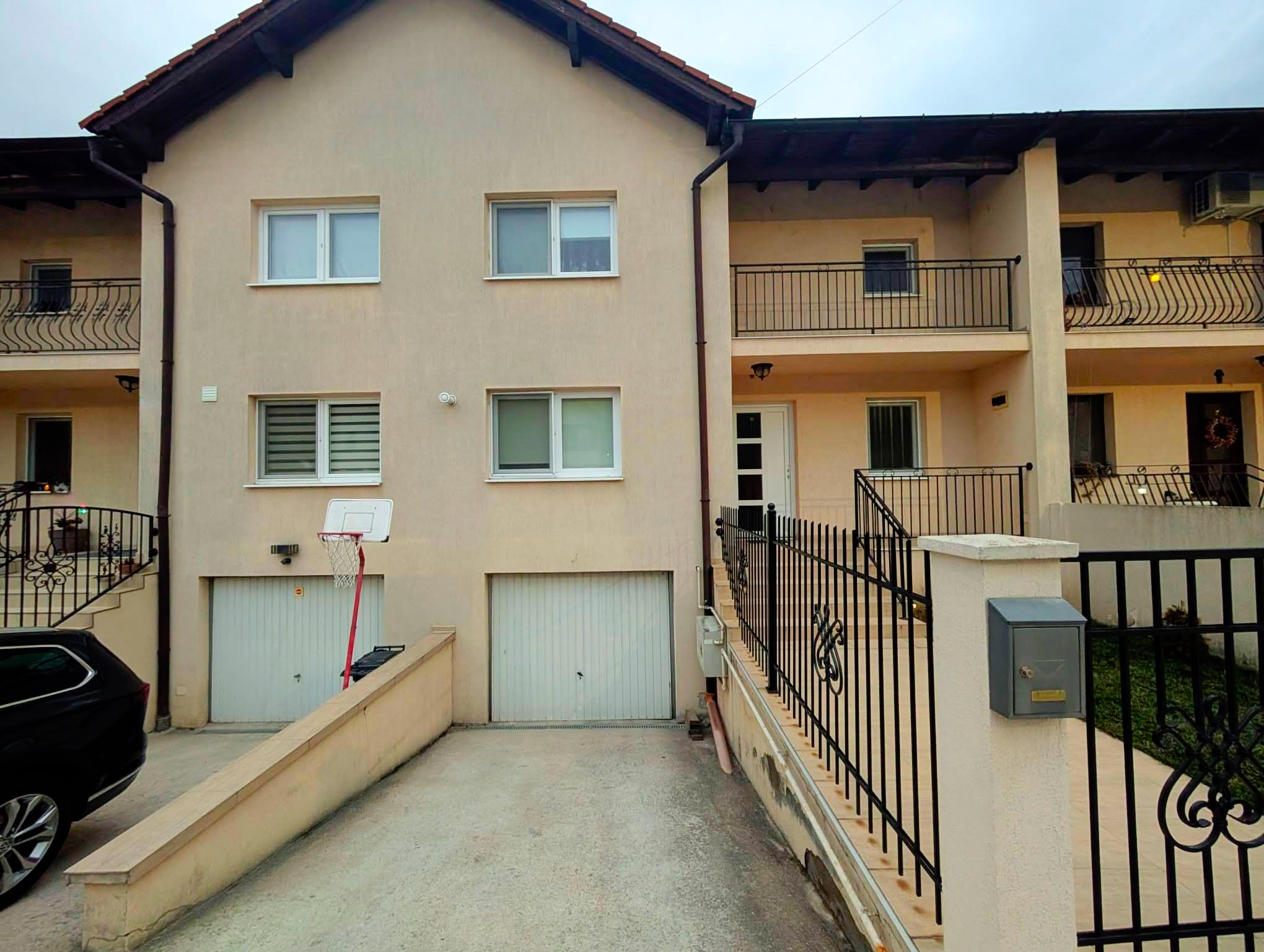 Casă tip înșiruit, D+P+M, 4 camere, garaj, 214 mp teren, zona Centru - Alba Iulia