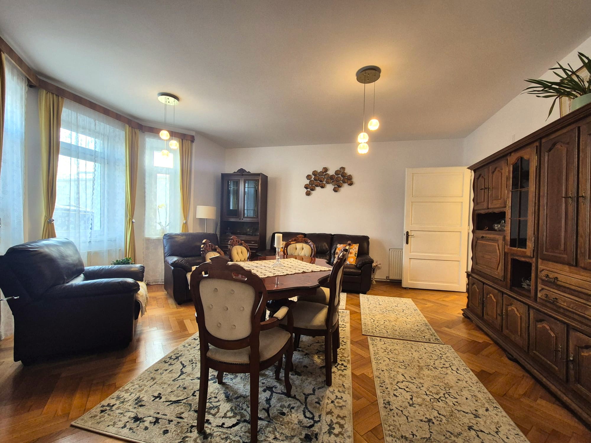 Piața de Miercuri, casă singură în curte, renovată 2025 - foto 3