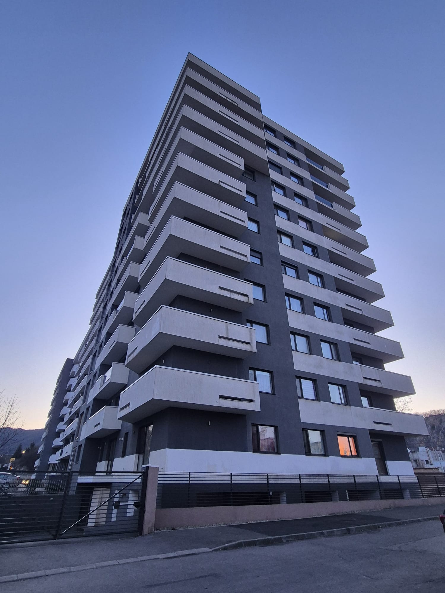 Exclusivitate -Apartament în bloc nou, Intrare Răcădău, cu priveliște spre Tâmpa - foto 2