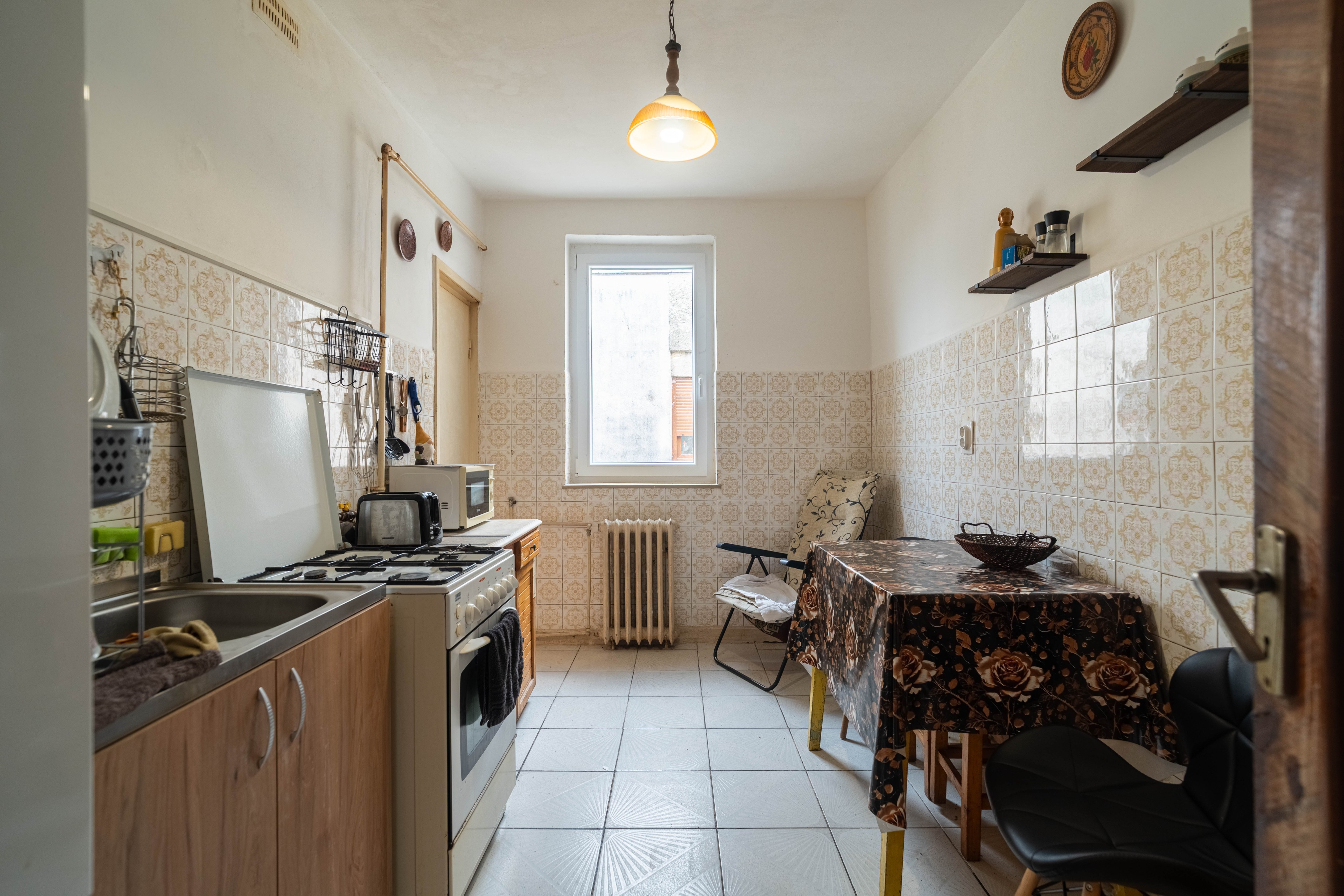 PRET NOU! Apartament 4 camere decomandat - bvd Revolutiei - COMISION 0