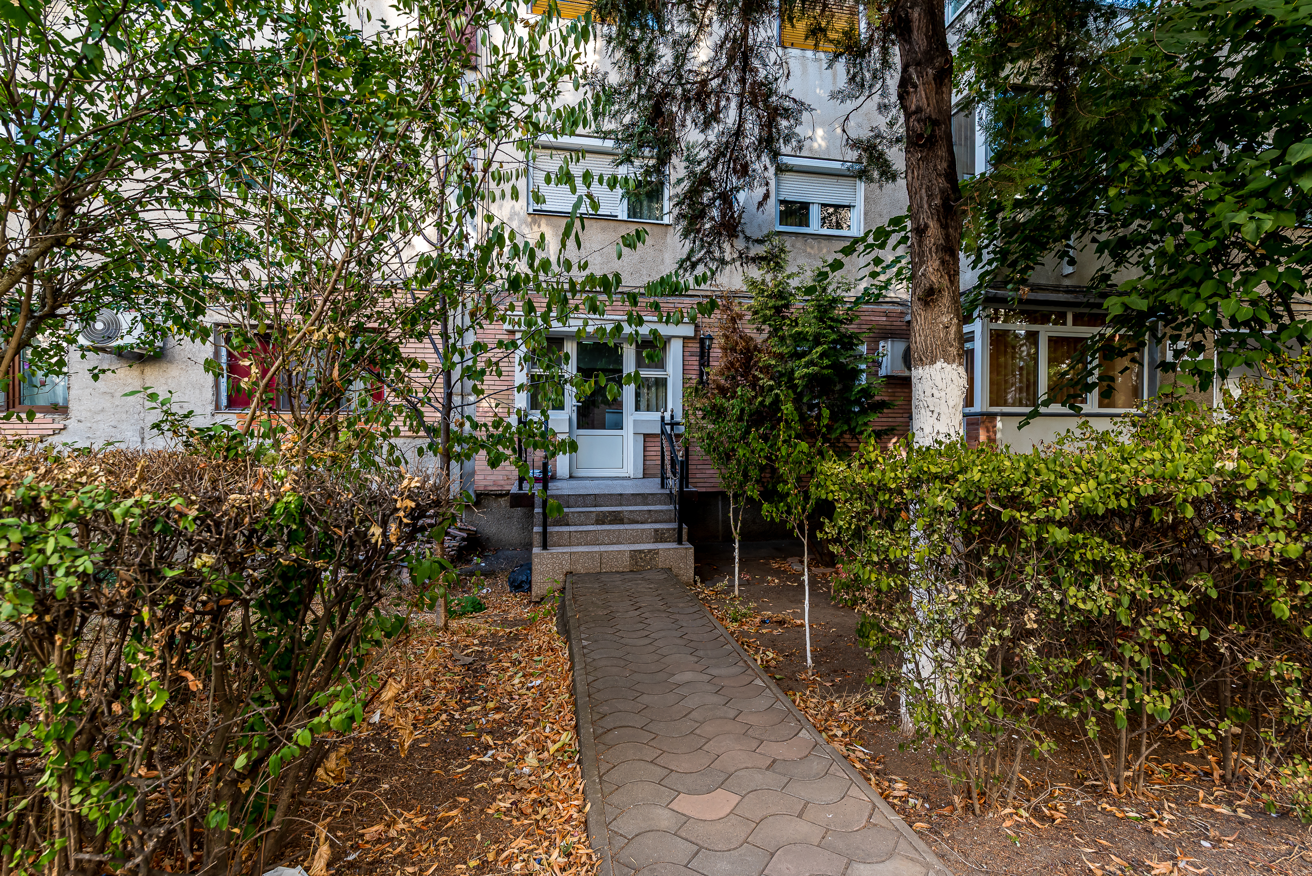 Apartament 4 camere la parter, acces direct din stradă