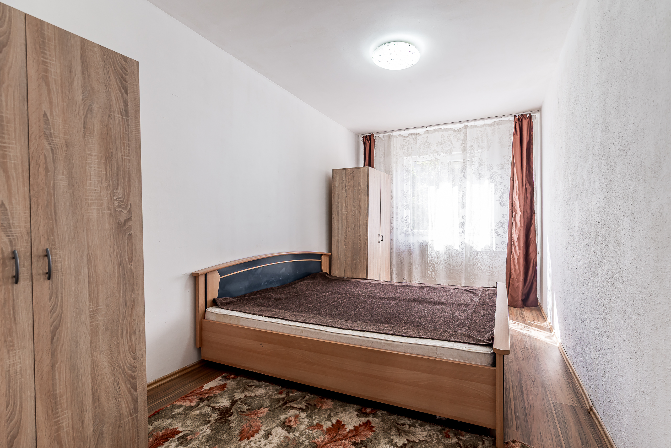 Apartament cu 3 camere, etaj 1 + loc de parcare zona Fortuna